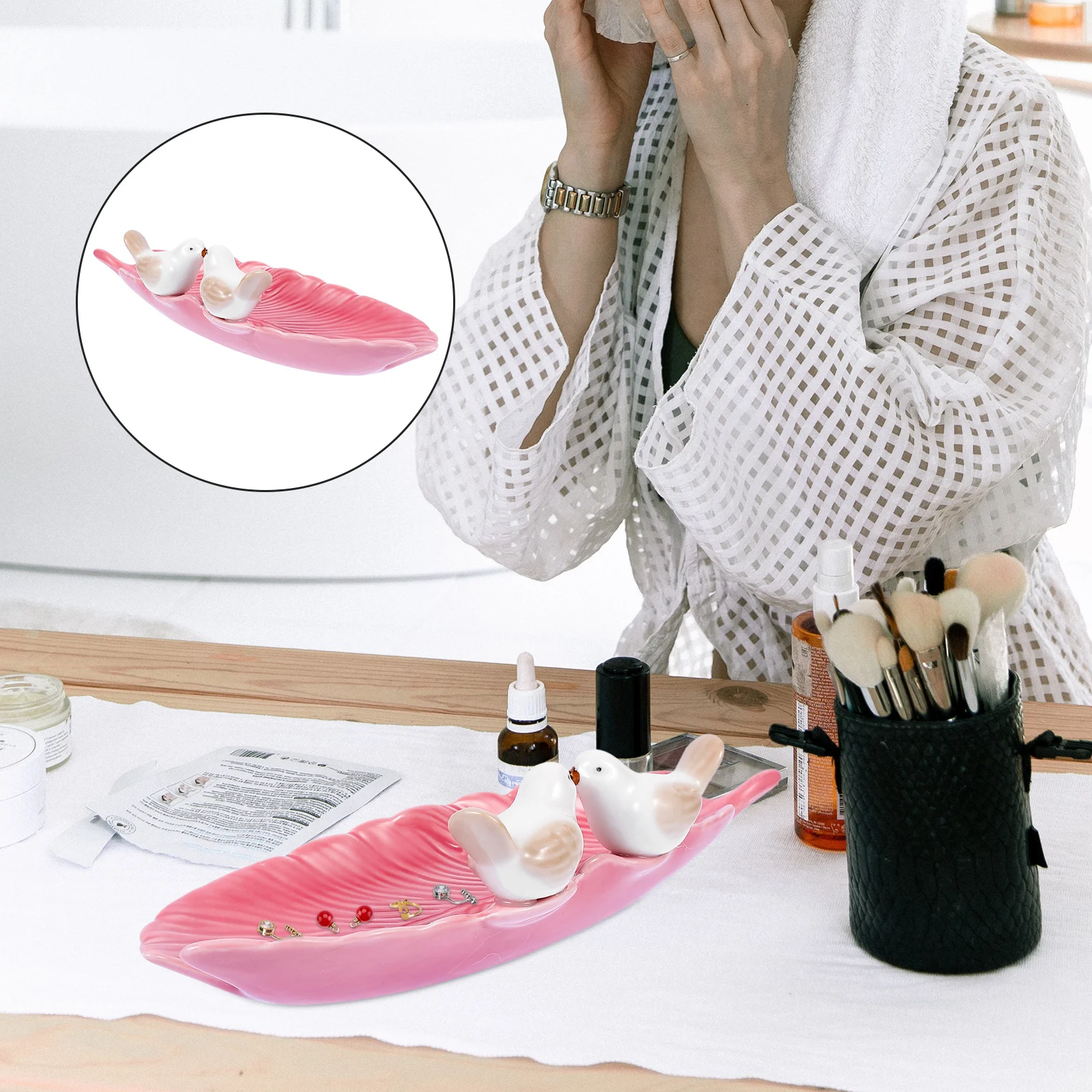 1Pcs Bird Pattern Ceramic Jewelry Tray Pink Creative Jewelry Storage Dish Necklace Display Plate Storage Dish Necklace Tray 
1Pcs Bird Pattern Ceramic Jewelry Tray Pink Creative Jewelry Storage Dish Necklace Display Plate Storage Dish Necklace Tray