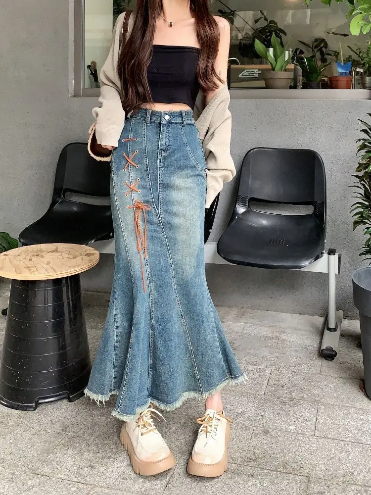 Vintage lace up contrasting denim mid length skirt with high waist slimming design, niche A-line tight fish tail mid length skir
Vintage lace up contrasting denim mid length skirt with high waist slimming design, niche A-line tight fish tail mid length skir