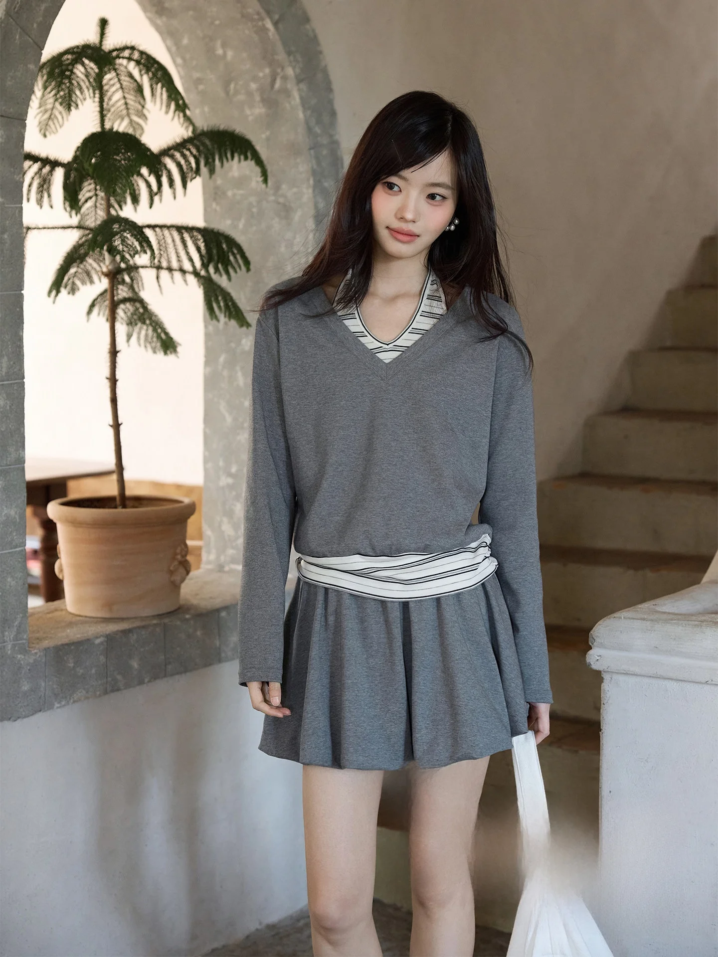 Unique Korean Style Spring Fashion Set with Shirt And Short Skirt Elegant Design Casual Comfortable Long Sleeve V-Neck Top
Unique Korean Style Spring Fashion Set with Shirt And Short Skirt Elegant Design Casual Comfortable Long Sleeve V-Neck Top