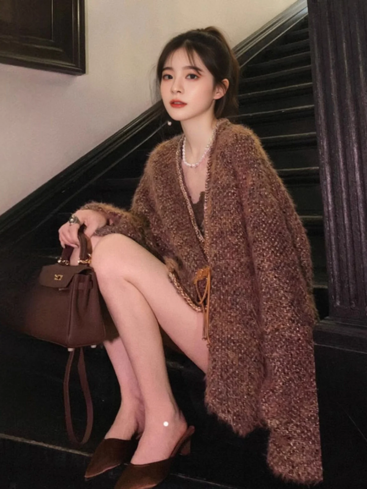 Elegant Lady Style New Chinese Retro Velvet Jacket High Fashion Spring New Arrival Pure Color Loose Fit Women's Short Coat
Elegant Lady Style New Chinese Retro Velvet Jacket High Fashion Spring New Arrival Pure Color Loose Fit Women's Short Coat