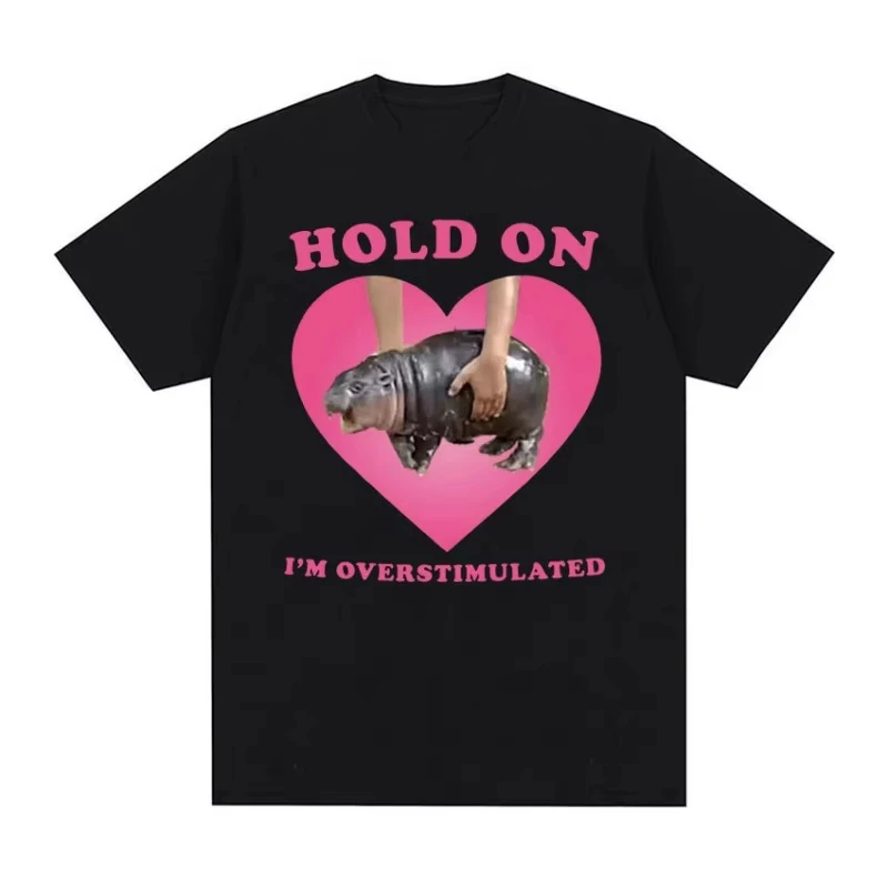 Moo Deng Hold on I'm Overstimulated Pink Heart Baby Hippo Забавная футболка с мемом для мужчин и женщин Винтажная хлопковая футболка большого размера в стиле Харадзюку
Moo Deng Hold on I'm Overstimulated Pink Heart Baby Hippo Забавная футболка с мемом для мужчин и женщин Винтажная хлопковая футболка большого размера в стиле Харадзюку