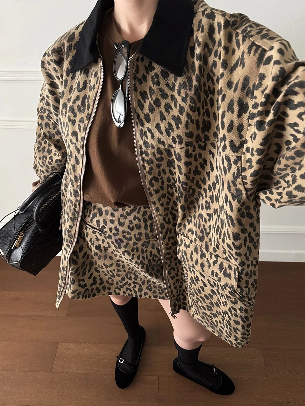 Женский комплект из 2 предметов, осень-весна 2026, модная леопардовая куртка с длинными рукавами, пальто + мини-юбка, комплект одежды из двух предметов (W11813
Женский комплект из 2 предметов, осень-весна 2026, модная леопардовая куртка с длинными рукавами, пальто + мини-юбка, комплект одежды из двух предметов (W11813