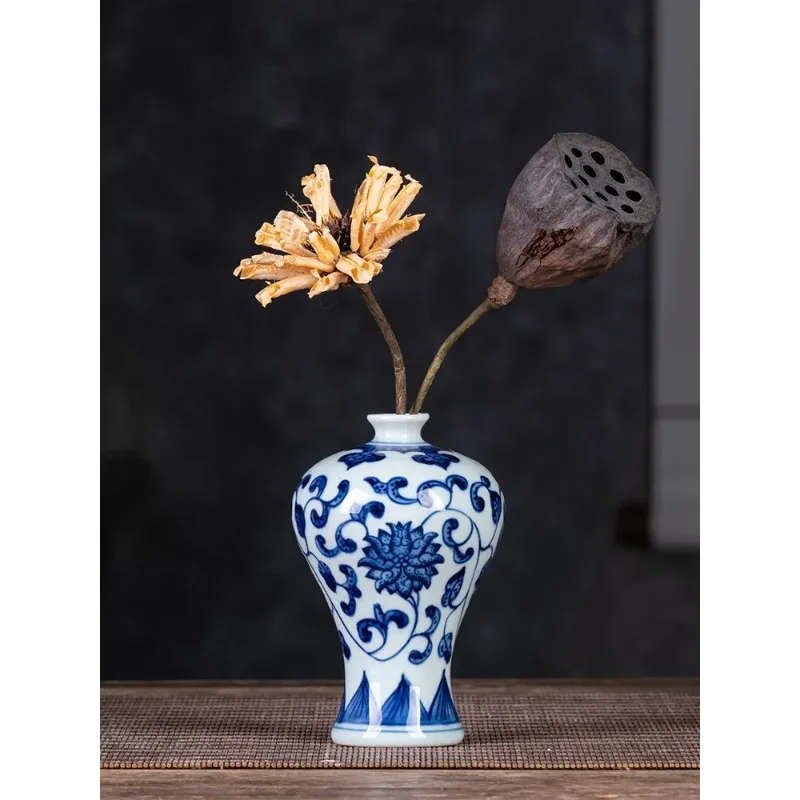 Jingdezhen Hand-painted Porcelain Small Blue And White Porcelain Vase Mini Ornament Special Small Table Decoration
Jingdezhen Hand-painted Porcelain Small Blue And White Porcelain Vase Mini Ornament Special Small Table Decoration