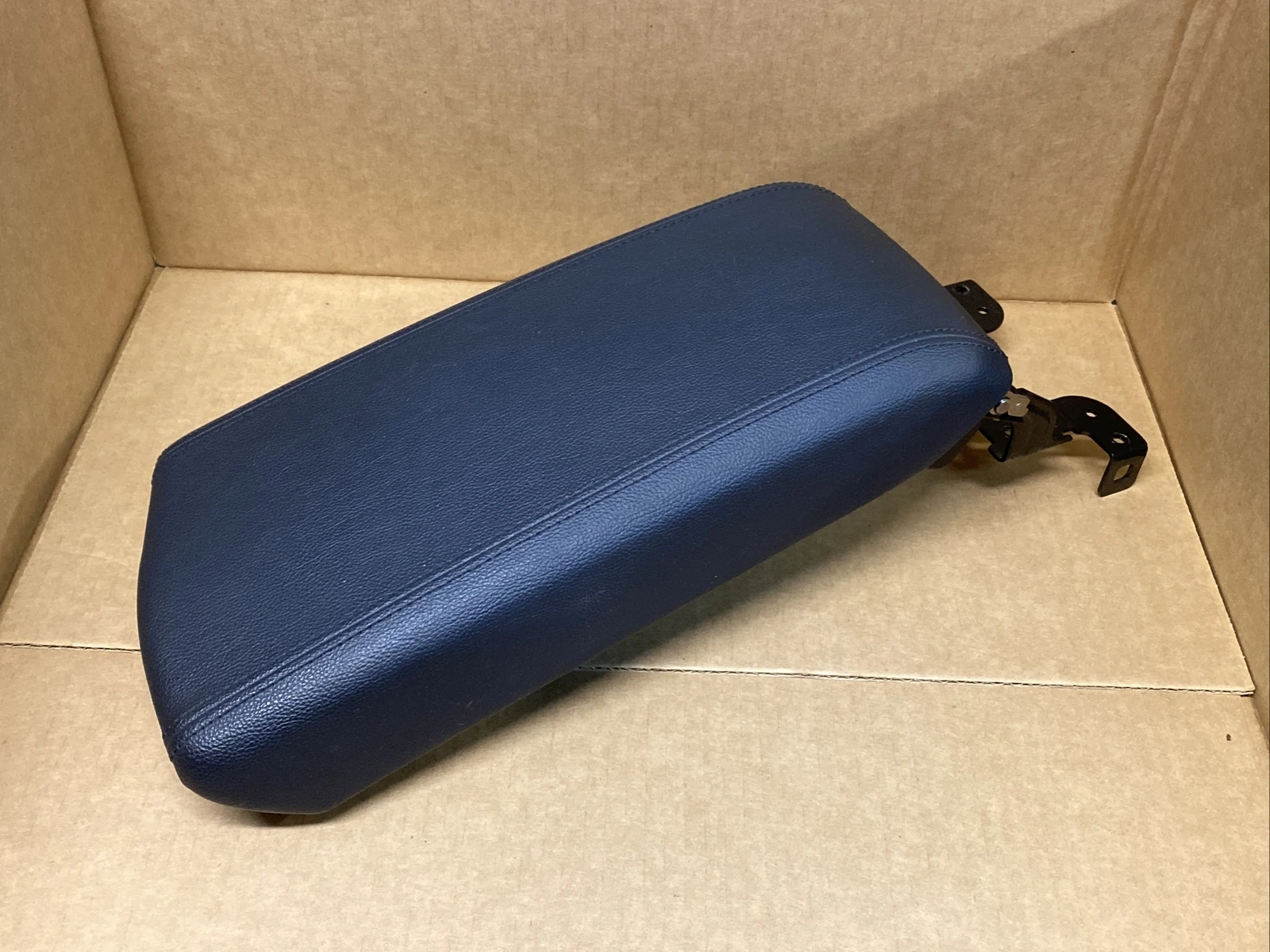 2018-2019 Hyundai Sonata Center Console Arm Rest Armrest Lid Cover Top OEM Black
2018-2019 Hyundai Sonata Center Console Arm Rest Armrest Lid Cover Top OEM Black