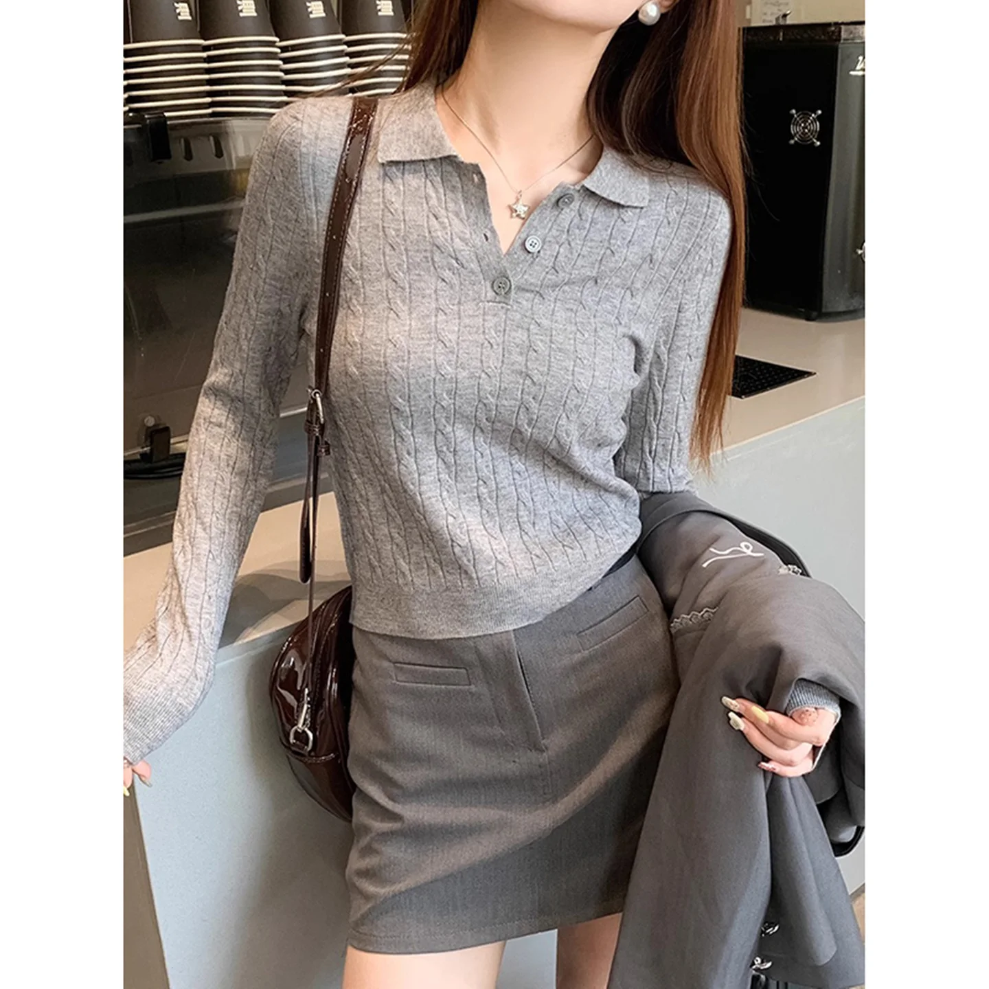 Женский укороченный свитер-пуловер из кашемира на весну: элегантный, модный, простой, качественный, минималистичный, повседневный, базовый, трендовый
Женский укороченный свитер-пуловер из кашемира на весну: элегантный, модный, простой, качественный, минималистичный, повседневный, базовый, трендовый