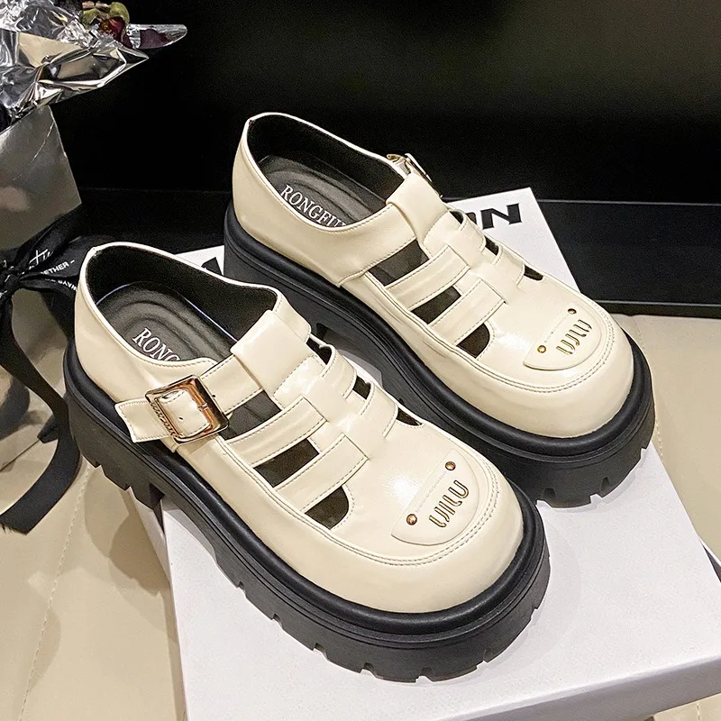 Французские сандалии Baotou, женские новинки 2023 года, летние удобные туфли из мягкой кожи на толстой подошве с полой свиной клеткой, сказочные туфли на высоком каблуке 
Французские сандалии Baotou, женские новинки 2023 года, летние удобные туфли из мягкой кожи на толстой подошве с полой свиной клеткой, сказочные туфли на высоком каблуке