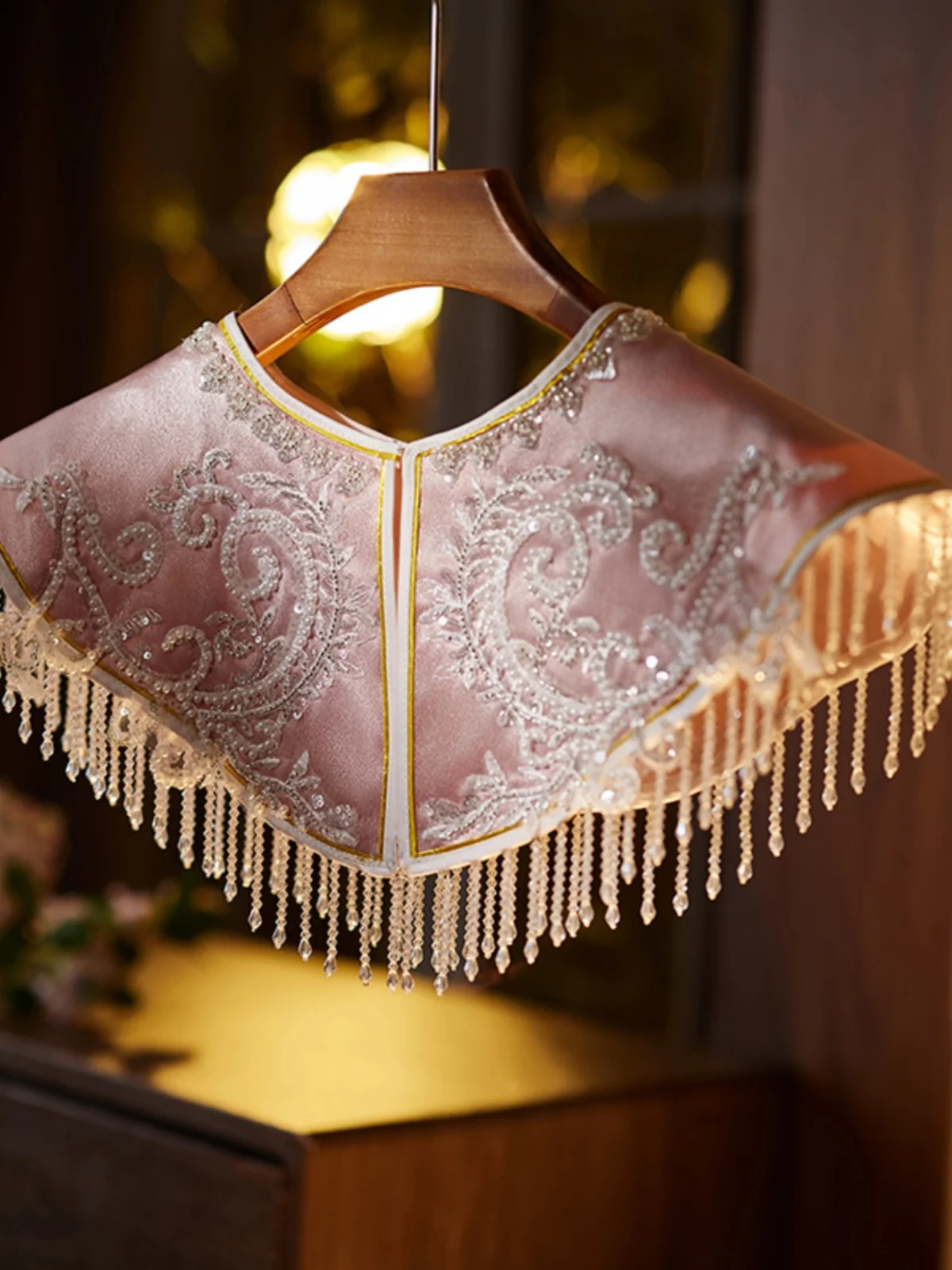 Новое винтажное кружевное пончо ручной работы с коротким воротником-стойкой и круглым вырезом на плечах, а также юбка
Новое винтажное кружевное пончо ручной работы с коротким воротником-стойкой и круглым вырезом на плечах, а также юбка