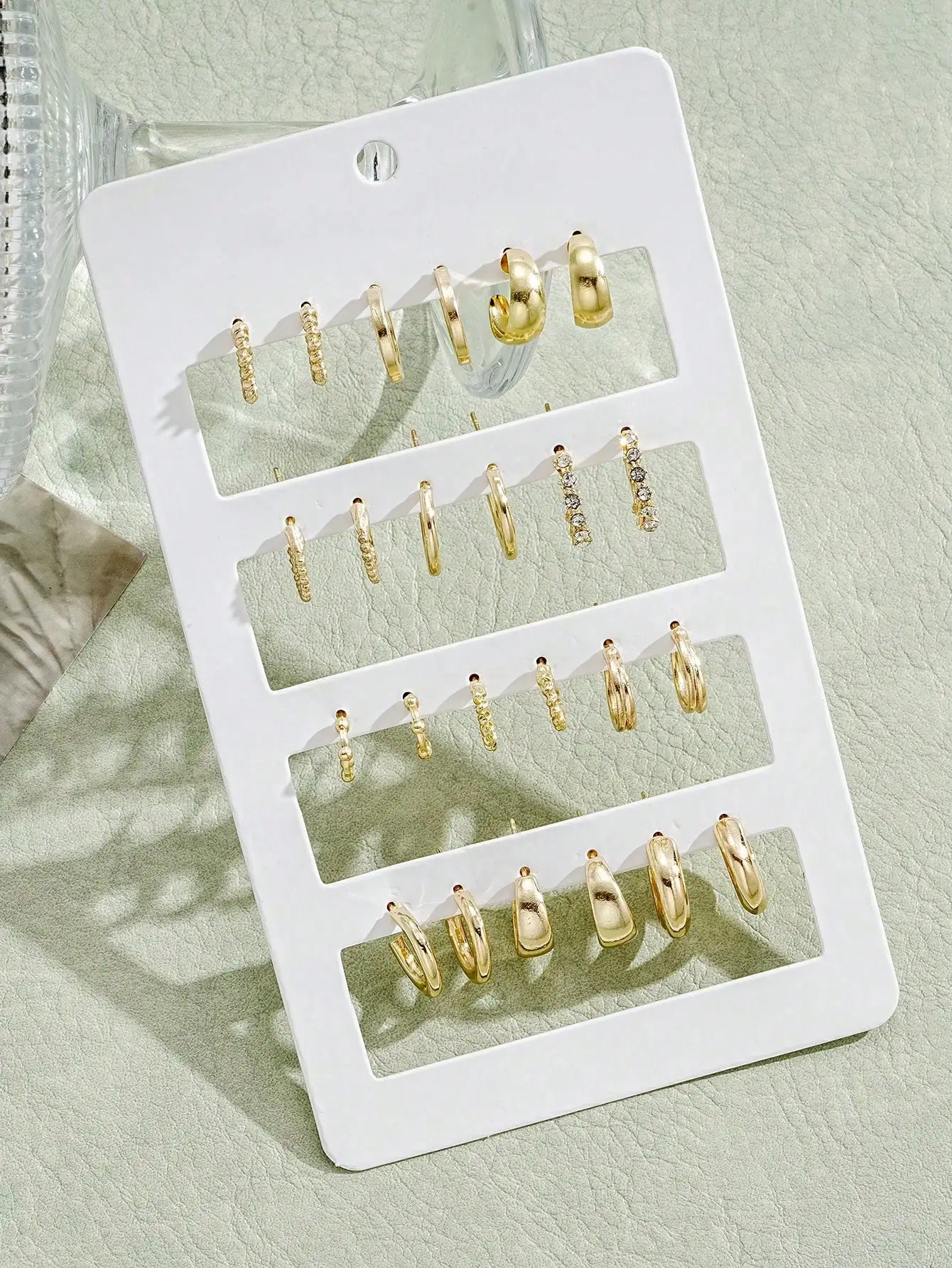 Набор из 24 минималистичных сережек-колец и пусет золотистого цвета со стразами для женщин, для повседневной носки
Набор из 24 минималистичных сережек-колец и пусет золотистого цвета со стразами для женщин, для повседневной носки