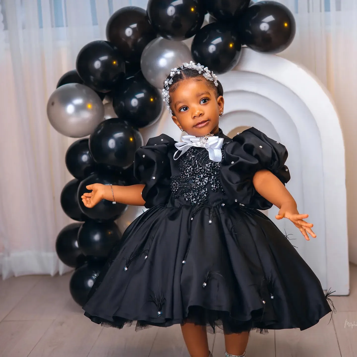 High Neck Black Girls Birthday Dresses for Party Customized Beading Feather Flower Girl Dresses Knee Length for Wedding
High Neck Black Girls Birthday Dresses for Party Customized Beading Feather Flower Girl Dresses Knee Length for Wedding