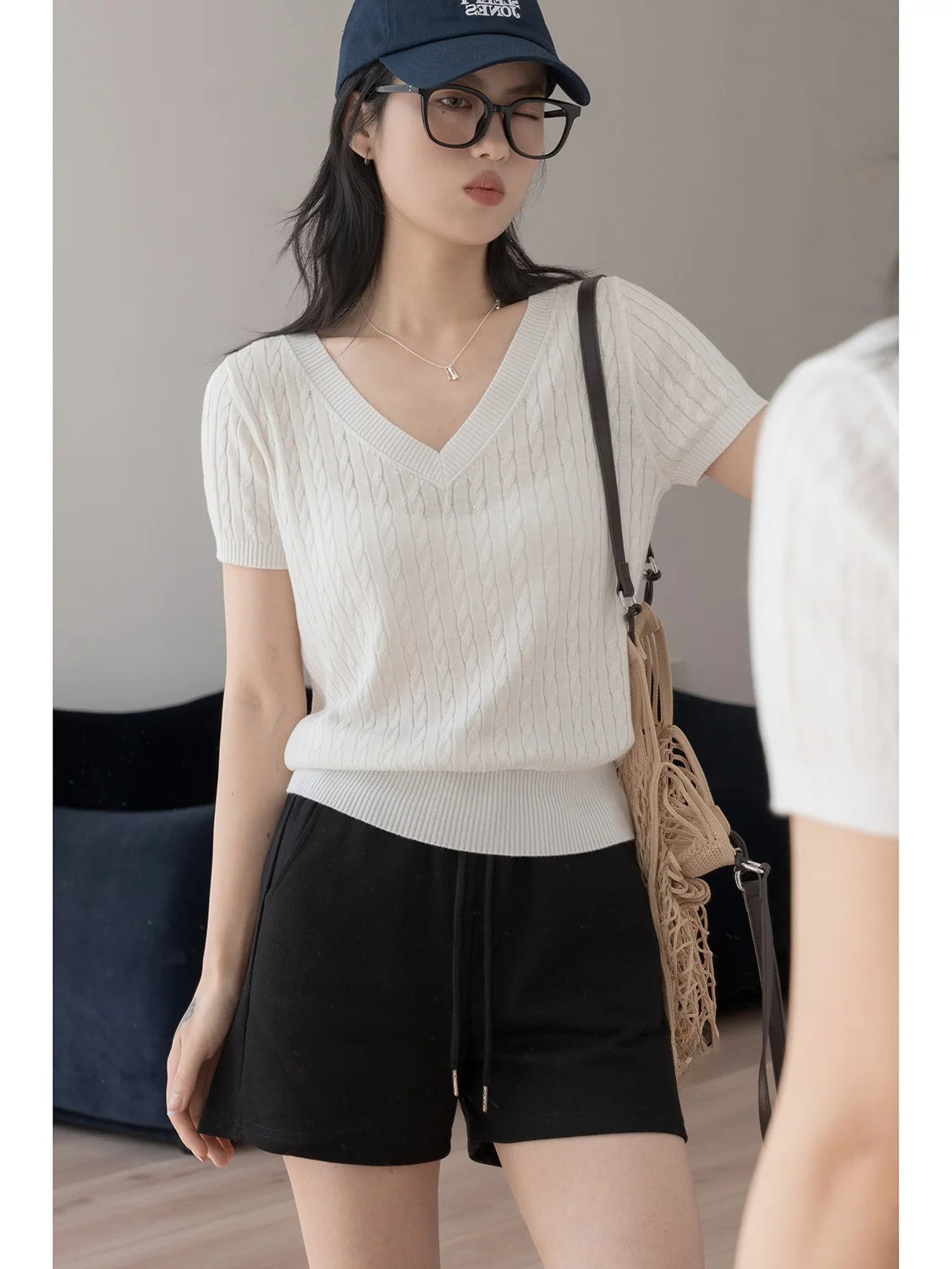 Silk Blend White V-Neck Short Sleeve Knitted Top Women's Spring Summer Vintage Twist Flower Versatile Slimming T-Shirt
Silk Blend White V-Neck Short Sleeve Knitted Top Women's Spring Summer Vintage Twist Flower Versatile Slimming T-Shirt