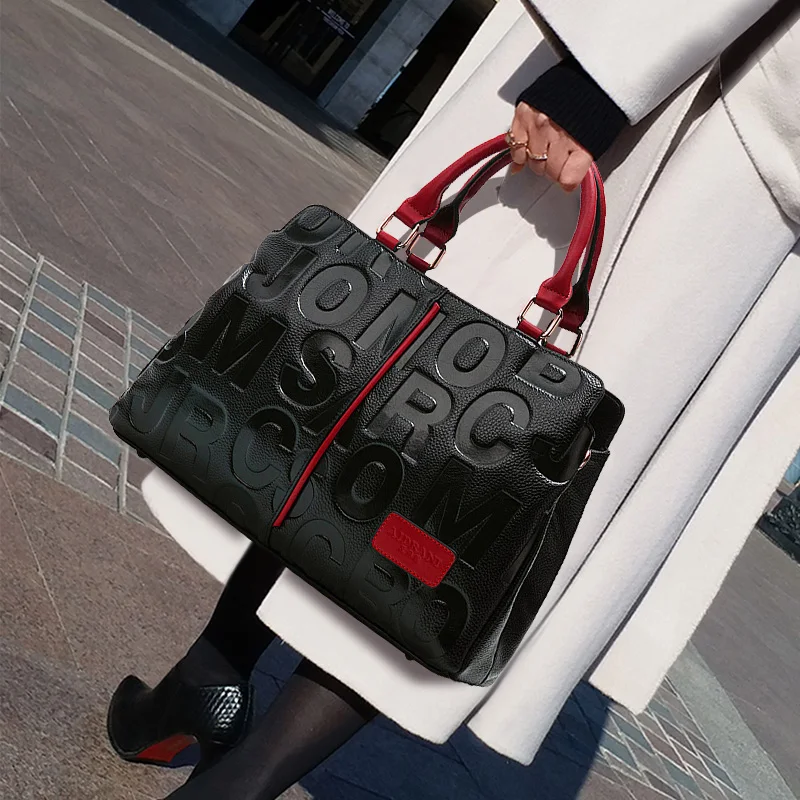 Женская сумка из натуральной кожи - сумка-тоут в пригородном стиле с буквенным узором, черная и красная сумка через плечо подмышками 
Женская сумка из натуральной кожи - сумка-тоут в пригородном стиле с буквенным узором, черная и красная сумка через плечо подмышками