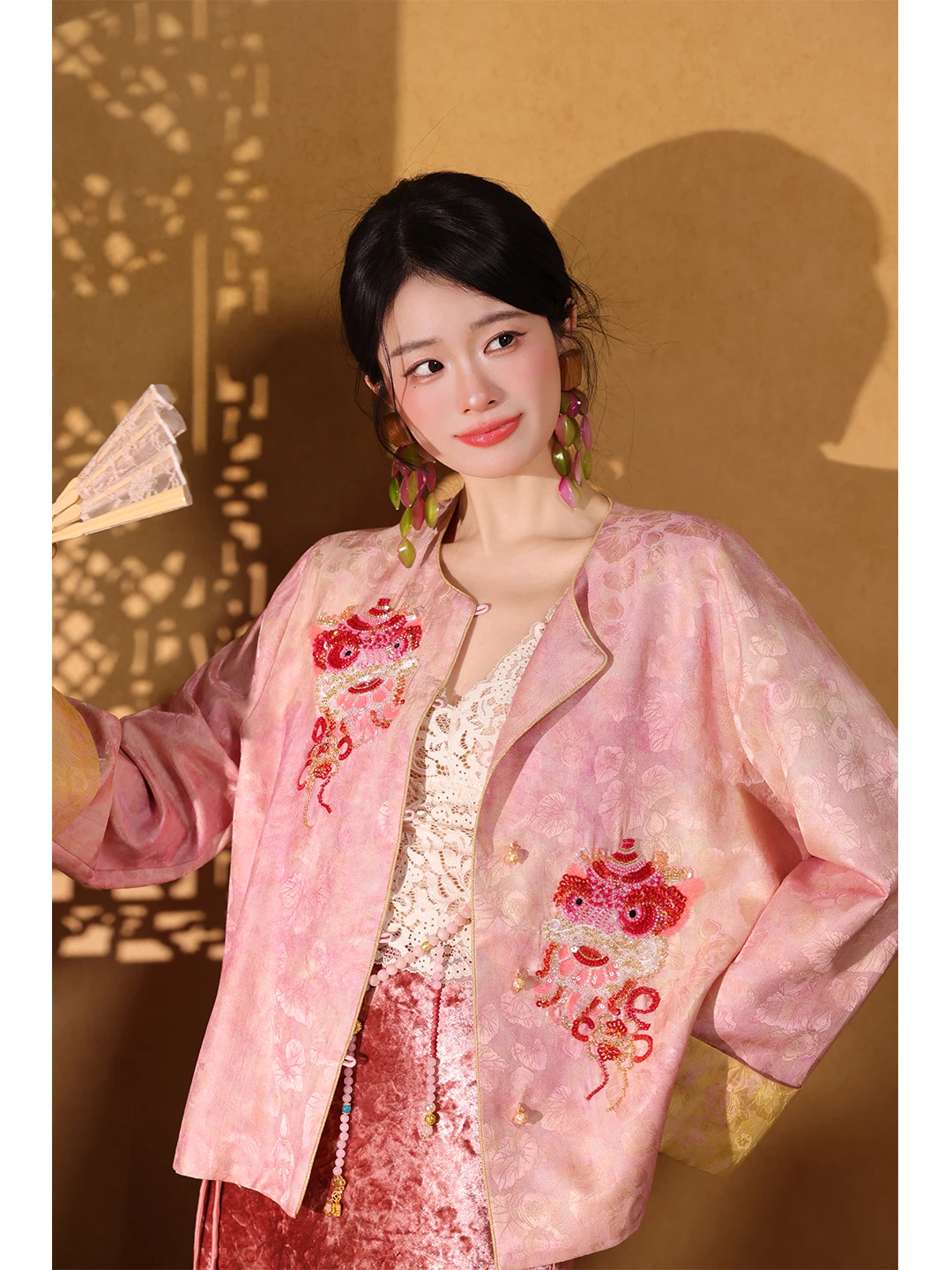New 2026 Dangdang 'Xing Lion' Silk Woven Dual Color French Embroidery Chinese Style Women's Jacket Straight Cut Long Sleeve
New 2026 Dangdang 'Xing Lion' Silk Woven Dual Color French Embroidery Chinese Style Women's Jacket Straight Cut Long Sleeve