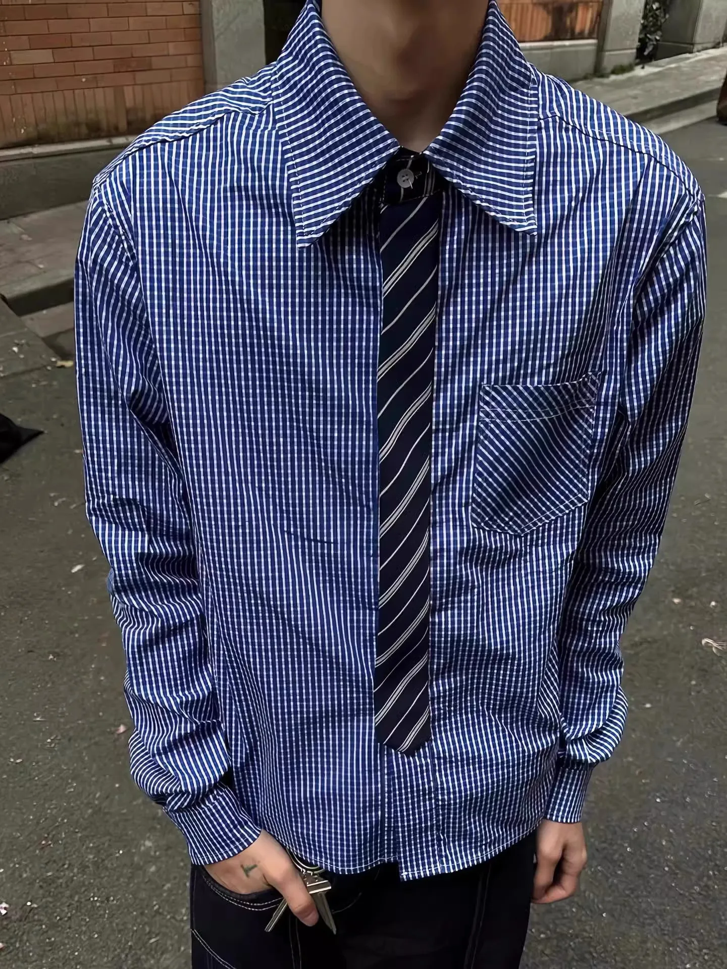 Весенне-осенняя свободная клетчатая длинная све irt, мужская многослойная подставка большого размера, тонкая модель без бренда, универсальная универсальная одежда для четырех сезонов
Весенне-осенняя свободная клетчатая длинная све irt, мужская многослойная подставка большого размера, тонкая модель без бренда, универсальная универсальная одежда для четырех сезонов