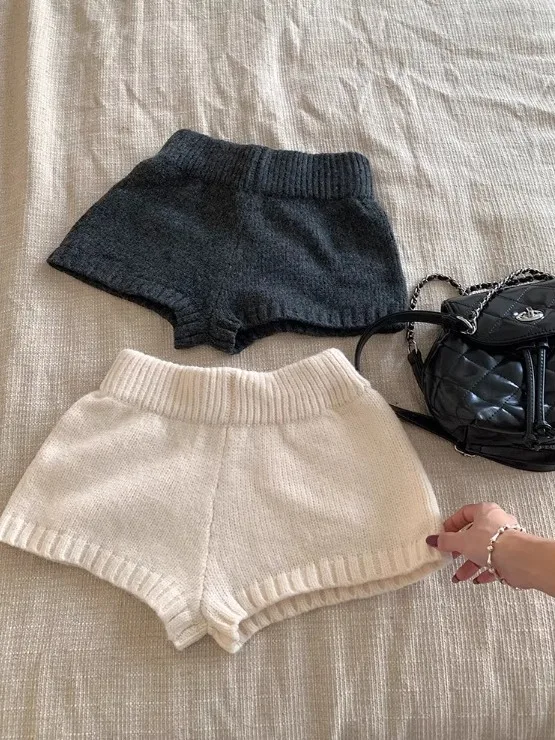 Корейские вязаные брюки с высокой талией для женщин, осенне-зимние, новые, свободные, прямые, повседневные, утепленные.
Корейские вязаные брюки с высокой талией для женщин, осенне-зимние, новые, свободные, прямые, повседневные, утепленные.