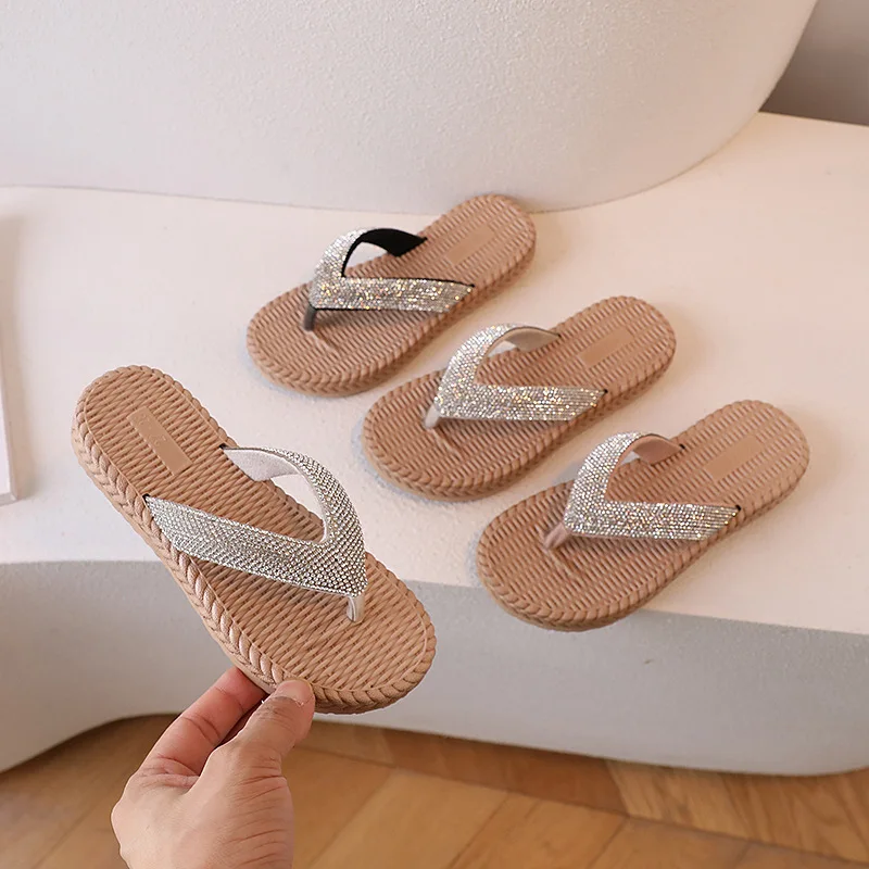 Herringbone Slippers for Girls Summer New Outdoor Simple Fashionable Versatile Korean Style Comfortable Children's Beach Shoes
Herringbone Slippers for Girls Summer New Outdoor Simple Fashionable Versatile Korean Style Comfortable Children's Beach Shoes