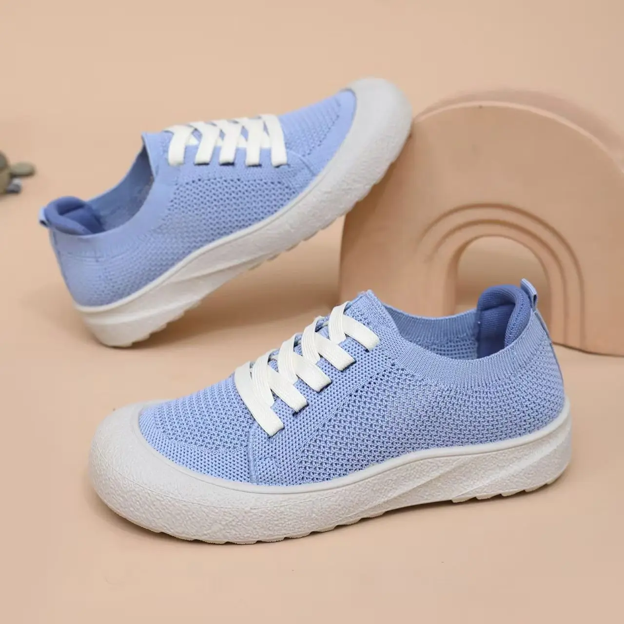 Женские летние новые кроссовки из сетки на шнуровке, с мягкой подошвой, нескользящие, легкие, дышащие, в конфетных цветах, для повседневной ходьбы
Женские летние новые кроссовки из сетки на шнуровке, с мягкой подошвой, нескользящие, легкие, дышащие, в конфетных цветах, для повседневной ходьбы