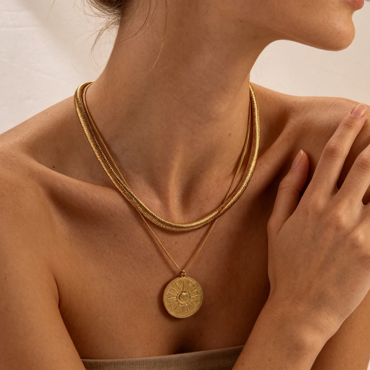 AURORA Vintage Round Sun Pendant Necklace For Women's Double-Layer Charm Choker Necklaces Fashion Stainless Steel Jewelry
AURORA Vintage Round Sun Pendant Necklace For Women's Double-Layer Charm Choker Necklaces Fashion Stainless Steel Jewelry
