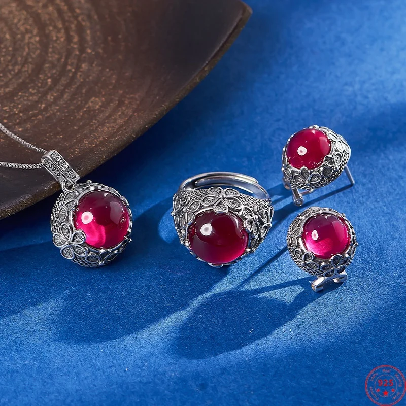Комплект ювелирных изделий из стерлингового серебра 925 пробы для женщин, ретро-цветочный узор, инкрустация, рубиновый кулон, серьги-гвоздики, кольцо, ювелирные изделия, оптовая продажа
Комплект ювелирных изделий из стерлингового серебра 925 пробы для женщин, ретро-цветочный узор, инкрустация, рубиновый кулон, серьги-гвоздики, кольцо, ювелирные изделия, оптовая продажа