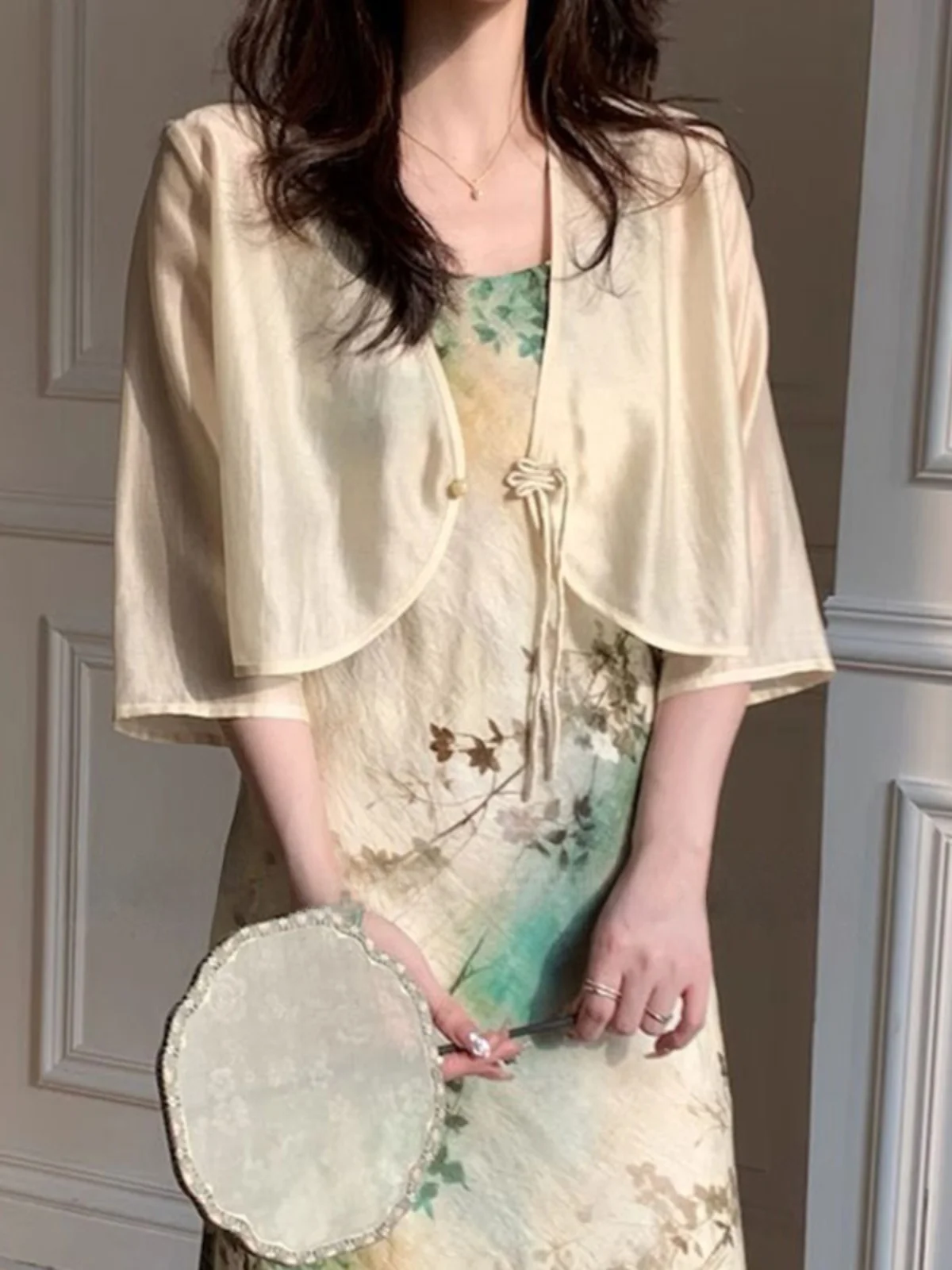 New Chinese Style Versatile Silk Women's Summer Outerwear Short Sleeve V-Neck Thin Shawl Cardigan Coat Transparent Cover up
New Chinese Style Versatile Silk Women's Summer Outerwear Short Sleeve V-Neck Thin Shawl Cardigan Coat Transparent Cover up