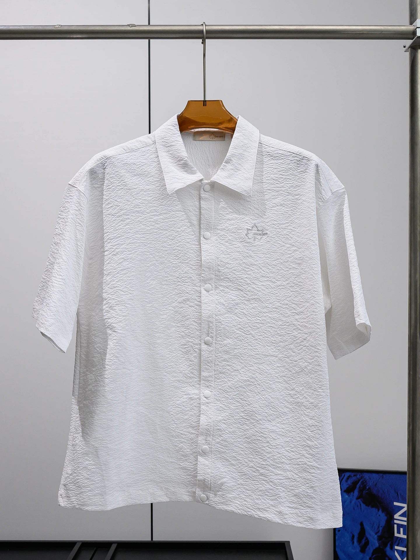 Summer Men's Comfortable Breathable Pure Color Casual Short Sleeve Shirt Texture Treebark Design Loose Fit Lightweight Shirt
Summer Men's Comfortable Breathable Pure Color Casual Short Sleeve Shirt Texture Treebark Design Loose Fit Lightweight Shirt