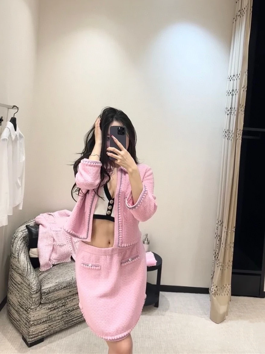 2025 Spring Summer New Arrival Double C Crystal Button Versatile Slimming High Waist Cardigan + Belted Midi Skirt Set for Women
2025 Spring Summer New Arrival Double C Crystal Button Versatile Slimming High Waist Cardigan + Belted Midi Skirt Set for Women