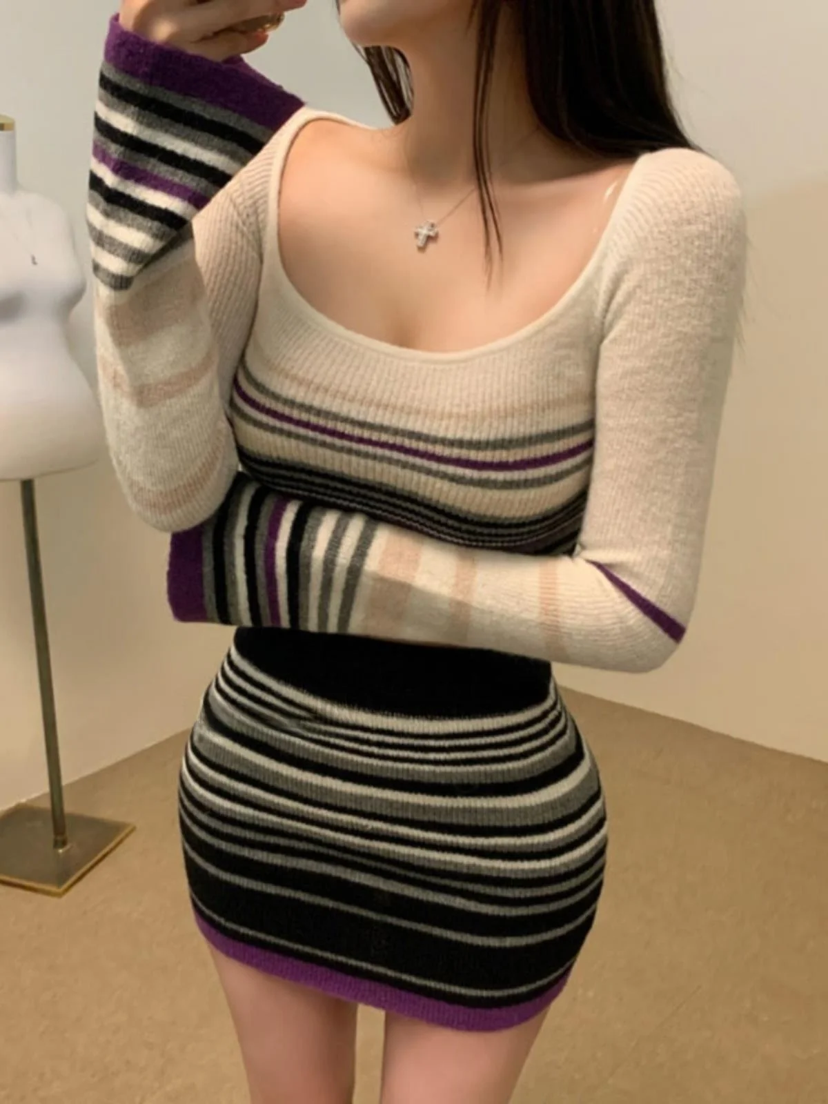 Сексуальный комплект из вязаного топа с U-образным вырезом в полоску и юбки. Кто в него оденется, тот выглядит сексуально. 5STUDIO LK093. Модный комплект из двух предметов.
Сексуальный комплект из вязаного топа с U-образным вырезом в полоску и юбки. Кто в него оденется, тот выглядит сексуально. 5STUDIO LK093. Модный комплект из двух предметов.