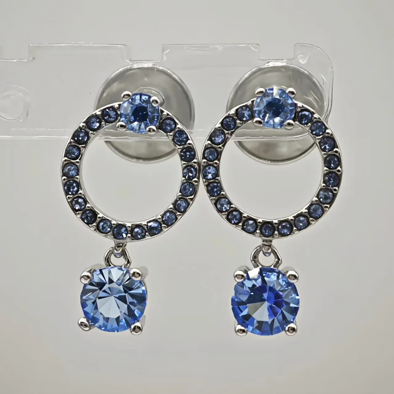 Fashionable and minimalist hollowed out circular single diamond earrings with a fresh and charming circle and water droplet earr
Fashionable and minimalist hollowed out circular single diamond earrings with a fresh and charming circle and water droplet earr