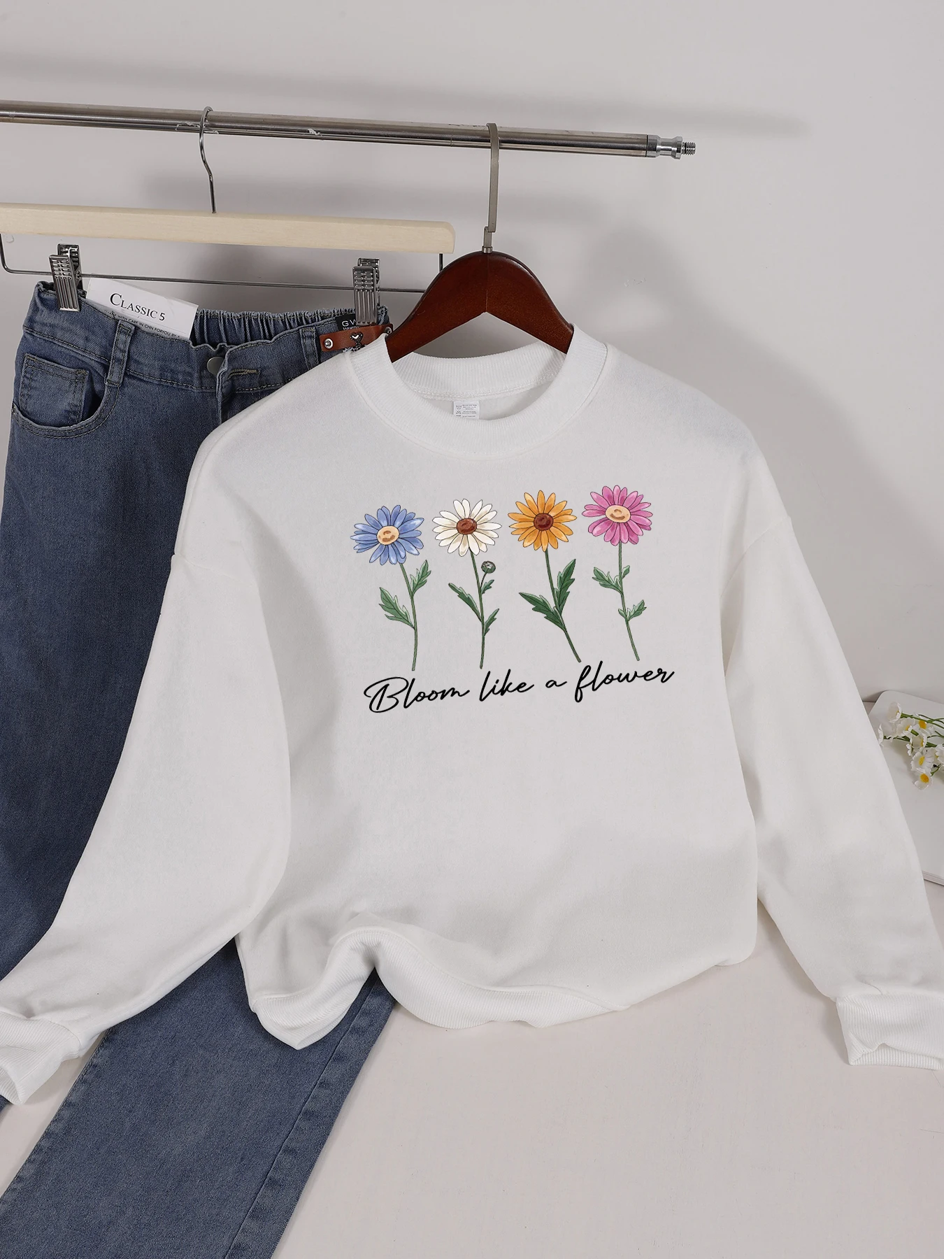 Свитшот с цветочным дизайном Bloom Like A, женские пуловеры с круглым вырезом в стиле хип-хоп, уличная универсальная одежда, модная флисовая спортивная одежда
Свитшот с цветочным дизайном Bloom Like A, женские пуловеры с круглым вырезом в стиле хип-хоп, уличная универсальная одежда, модная флисовая спортивная одежда