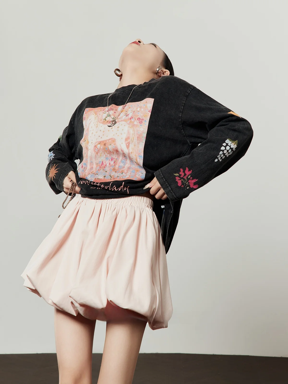 Retro Style Black Floral Print T-Shirt Women's Spring 2026 New Arrival Vintage Worn-In Look Long Sleeve Loose Fit Ladies Top
Retro Style Black Floral Print T-Shirt Women's Spring 2026 New Arrival Vintage Worn-In Look Long Sleeve Loose Fit Ladies Top