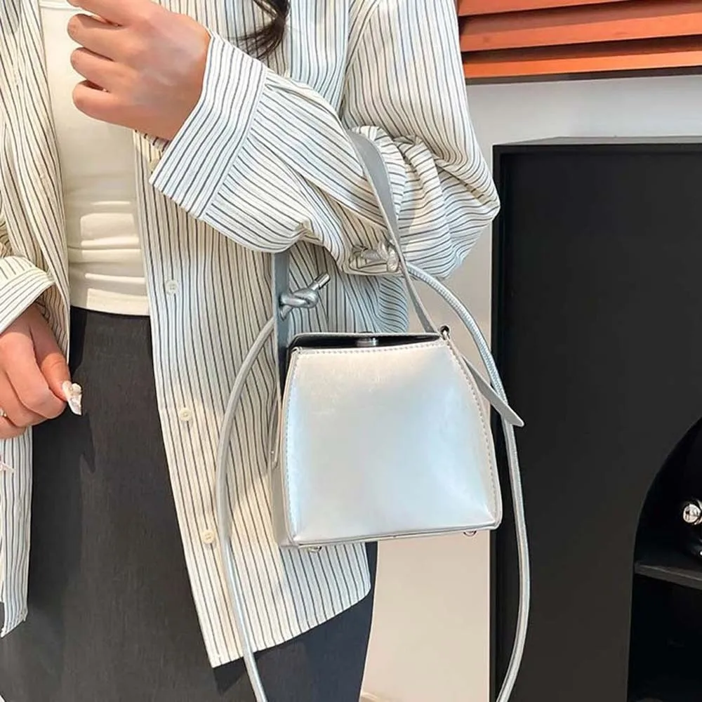 Versatile Niche Box Shoulder Bag Solid Color Personalized Design Stylish Candy-Colored Handbag Magnetic Buckle Polyester
Versatile Niche Box Shoulder Bag Solid Color Personalized Design Stylish Candy-Colored Handbag Magnetic Buckle Polyester