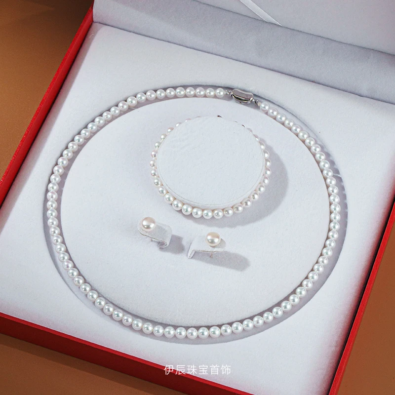 5-6mm white near-round natural freshwater pearl necklace set with strong luster and slight imperfections
5-6mm white near-round natural freshwater pearl necklace set with strong luster and slight imperfections