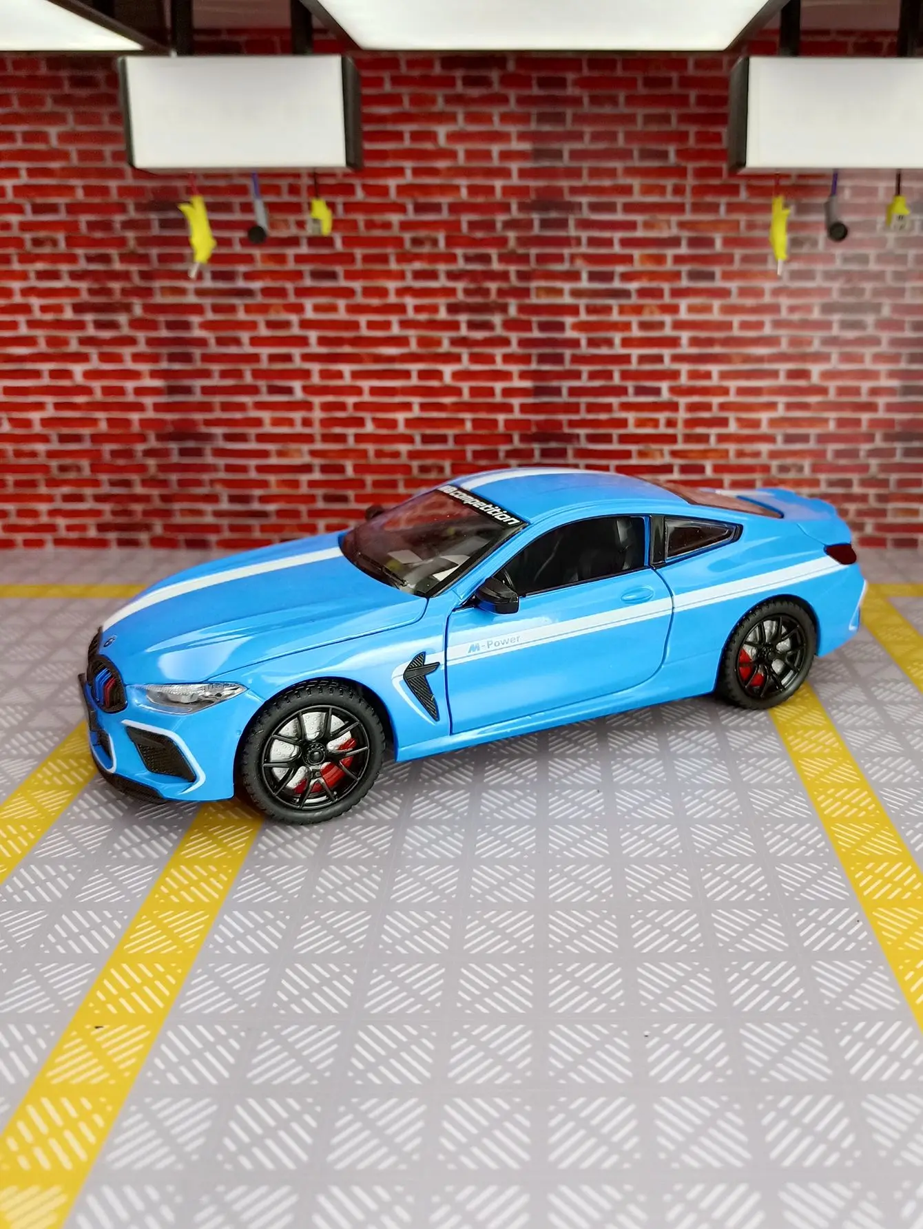 1:24 BMW M8 Vehicle Alloy Model Car Miniature Collection Diecast Metal Toy Car Simulation Sound & Light Gift For Boys
1:24 BMW M8 Vehicle Alloy Model Car Miniature Collection Diecast Metal Toy Car Simulation Sound & Light Gift For Boys