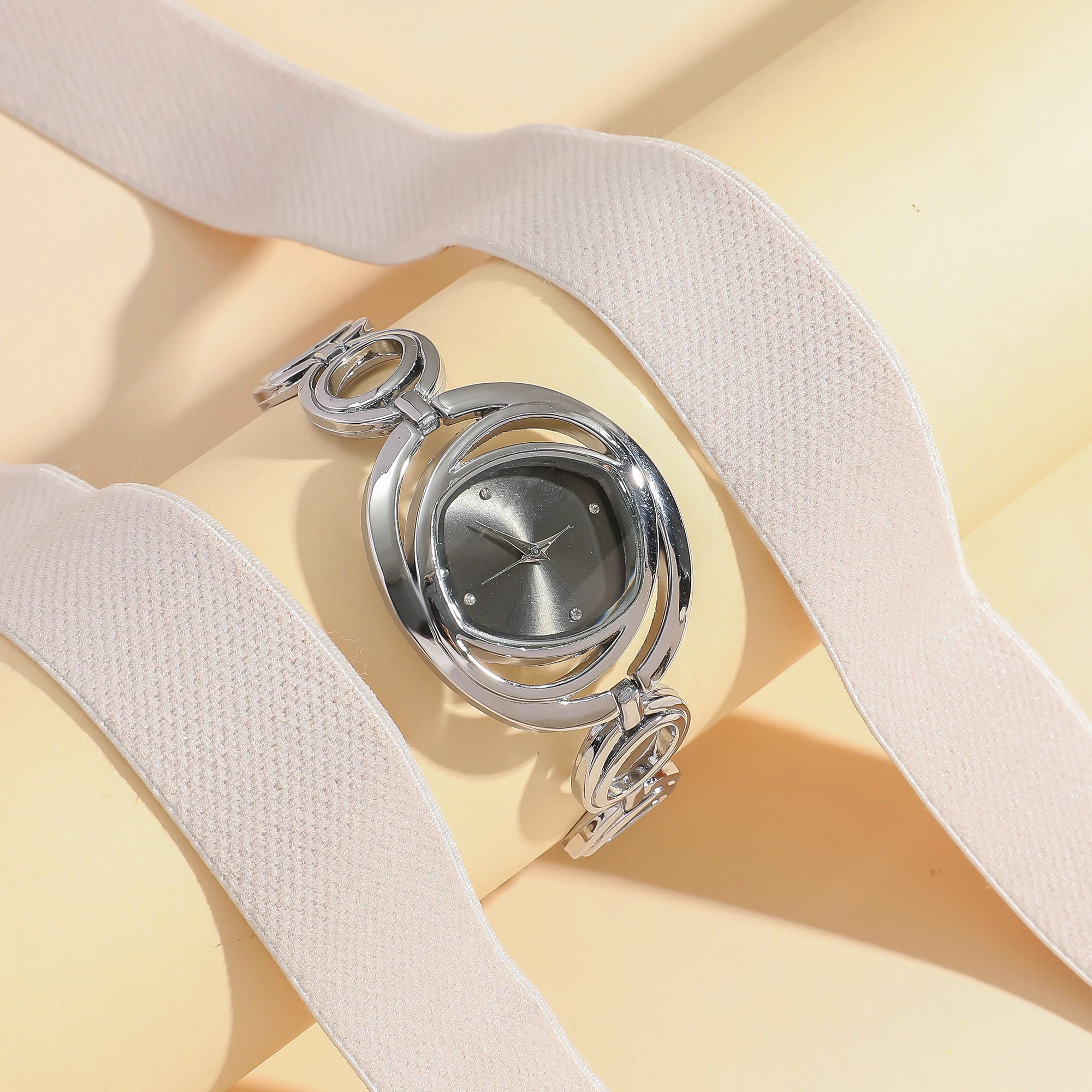 Роскошные женские часы-браслет с серебряной розой и черным циферблатом с бриллиантами, уникальные модные кварцевые наручные часы для женщин, идеальный подарок
Роскошные женские часы-браслет с серебряной розой и черным циферблатом с бриллиантами, уникальные модные кварцевые наручные часы для женщин, идеальный подарок