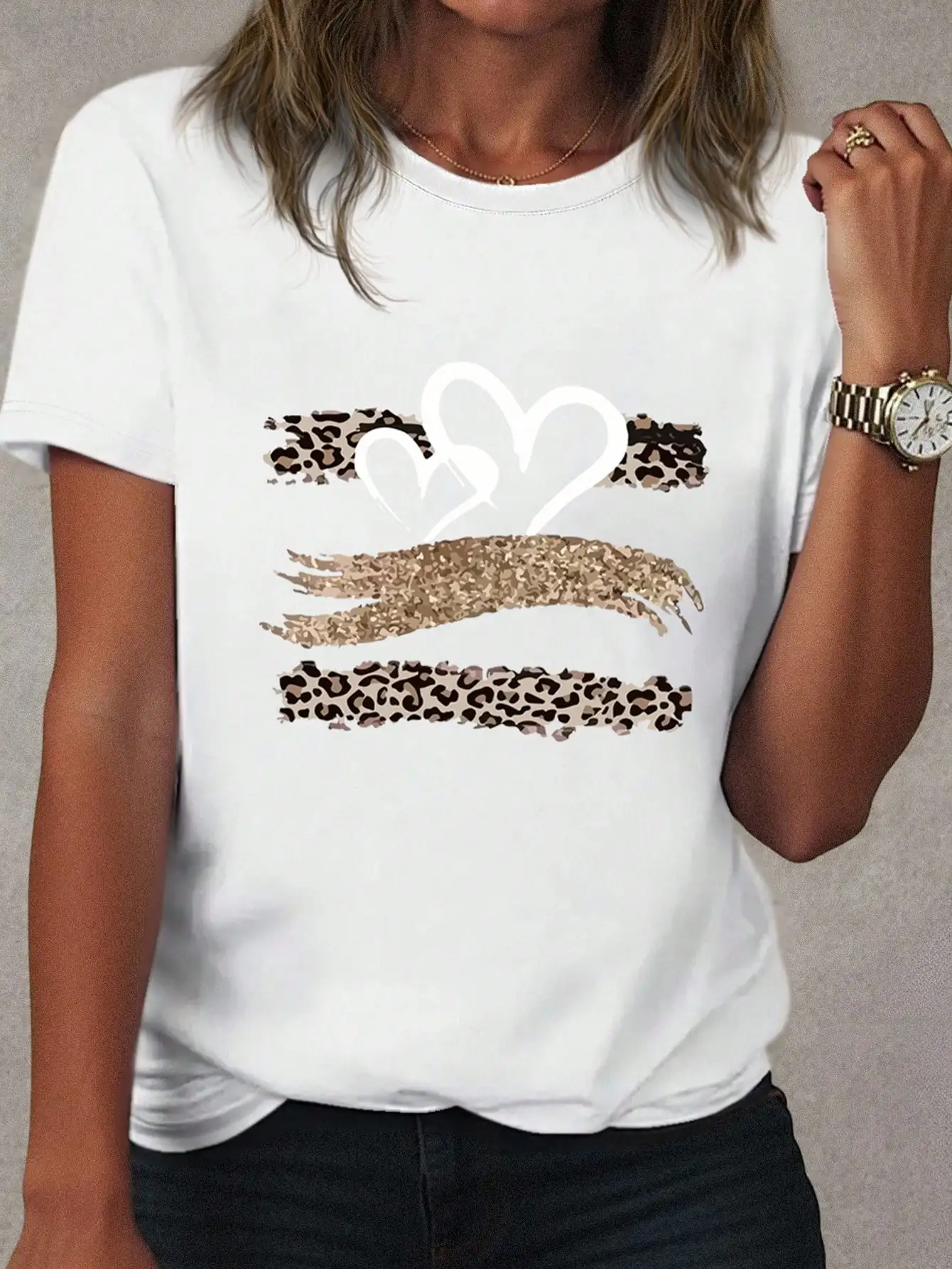 White Women's Casual T-Shirt with Leopard Print and Heart Sequin Design
White Women's Casual T-Shirt with Leopard Print and Heart Sequin Design