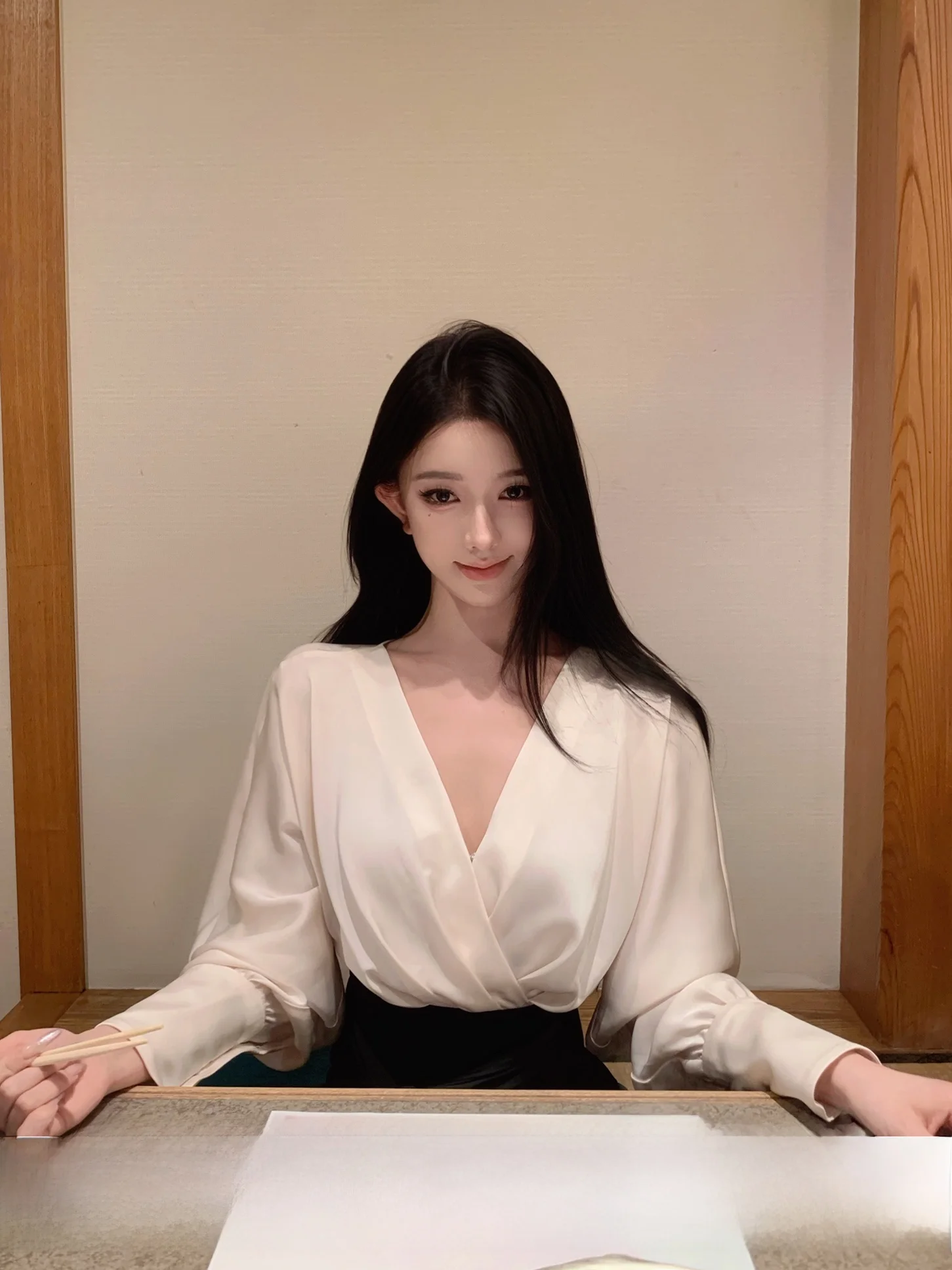 Ele V-ne Batwing Sve irt JAYKY YANG Hepburn Sle Color Blo Waist-cinching Belt Long Sve Women's Top
Ele V-ne Batwing Sve irt JAYKY YANG Hepburn Sle Color Blo Waist-cinching Belt Long Sve Women's Top