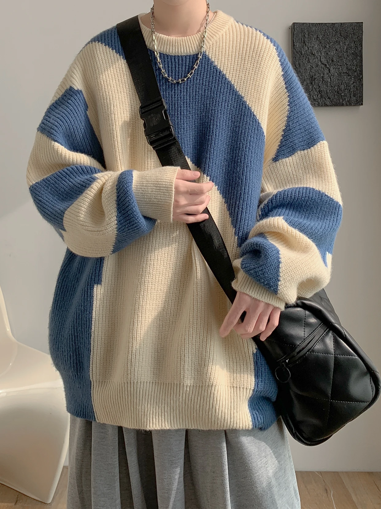 Мужской вязаный свитер свободного кроя с круглым вырезом и цветными блоками, модный и удобный, для весны и осени
Мужской вязаный свитер свободного кроя с круглым вырезом и цветными блоками, модный и удобный, для весны и осени