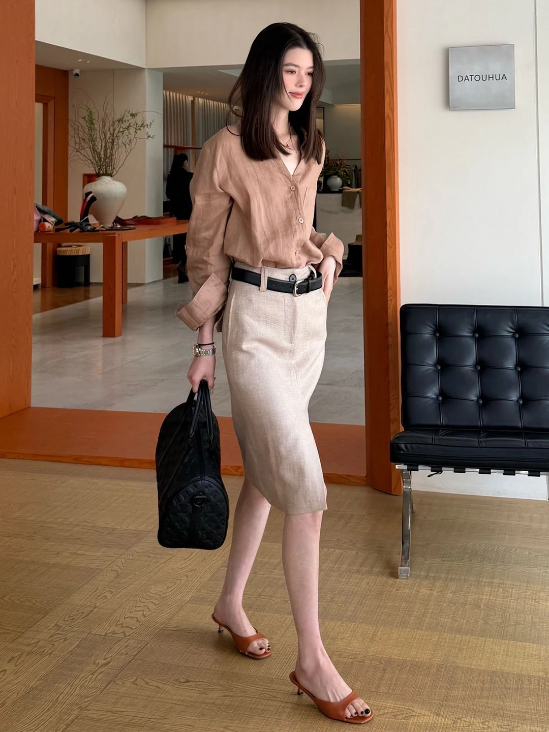 Fashionable Linen Shirt And Cotton-Linen Skirt Two-Piece Set for Women Casual Loose Fit Long Sleeve Button up Top
Fashionable Linen Shirt And Cotton-Linen Skirt Two-Piece Set for Women Casual Loose Fit Long Sleeve Button up Top