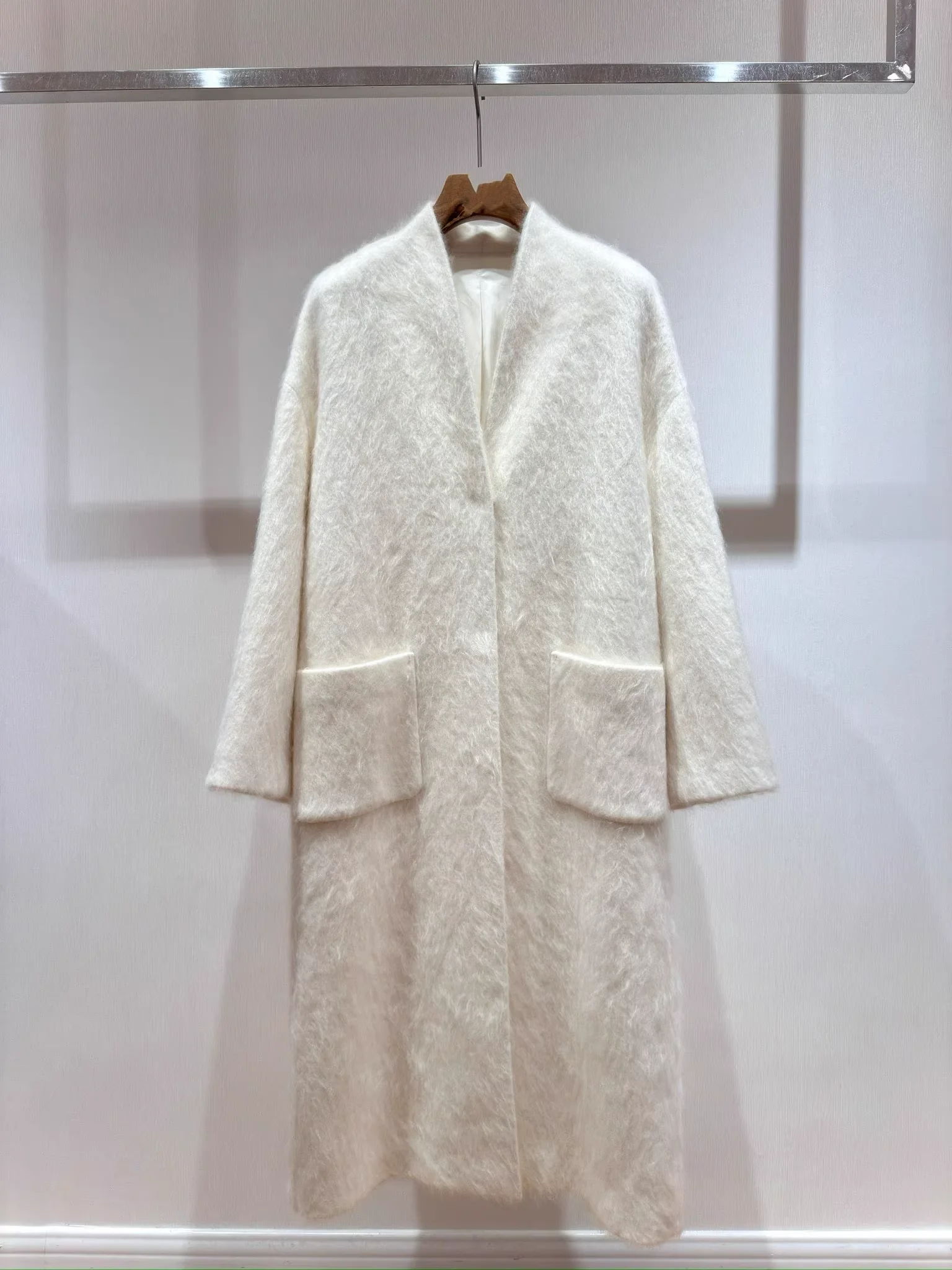 High Quality Cashmere Coat Fashion Women's Ivory Loose Coat Elegant Ladies V-Neck Long Jacket Beige
High Quality Cashmere Coat Fashion Women's Ivory Loose Coat Elegant Ladies V-Neck Long Jacket Beige