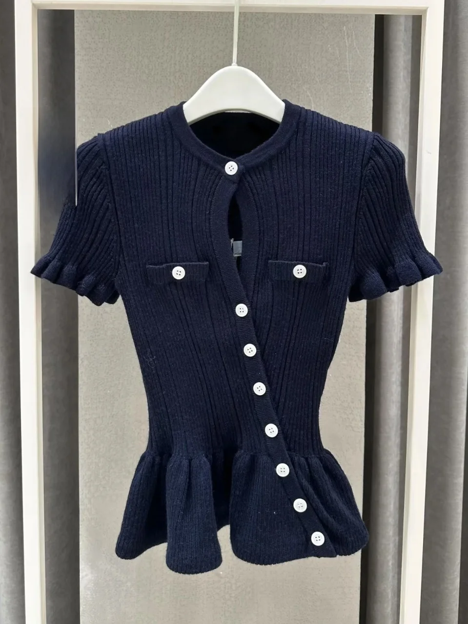 Fashionable Short Sleeve Knitted Top Asymmetric Design Simple Style Autumn Winter Women's Clothing round Neck Button up Cardigan
Fashionable Short Sleeve Knitted Top Asymmetric Design Simple Style Autumn Winter Women's Clothing round Neck Button up Cardigan