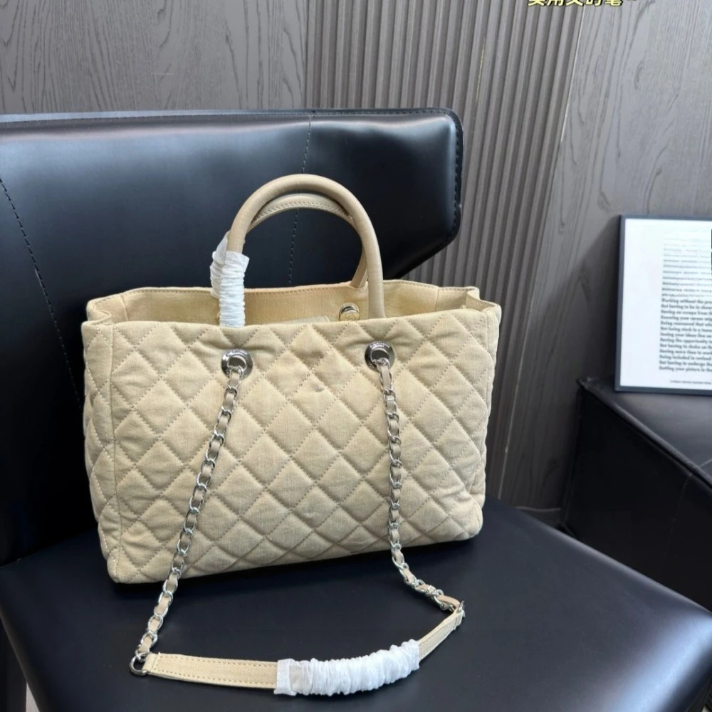 Beige Quilted Tote Bag with Chain Strap Designer Style Handbag for Women Large Capacity Shoulder Bag for Daily
Beige Quilted Tote Bag with Chain Strap Designer Style Handbag for Women Large Capacity Shoulder Bag for Daily