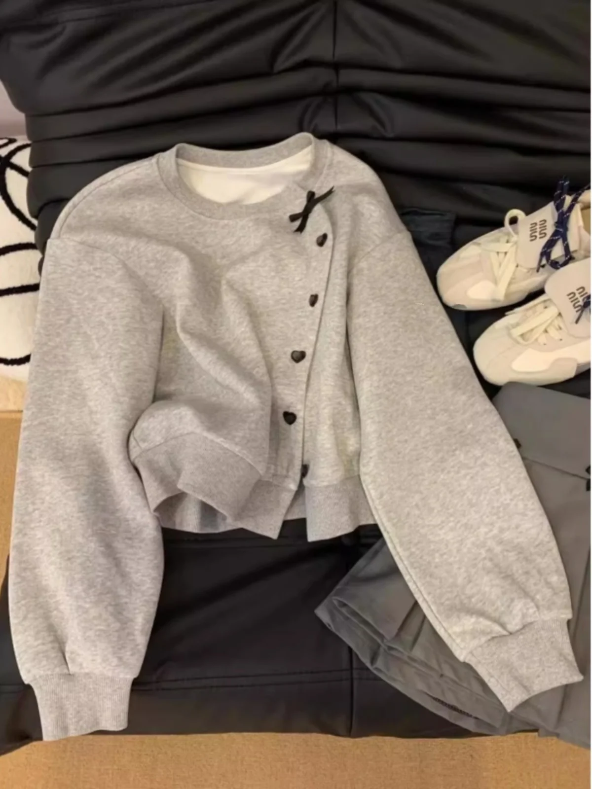 Outlet Style Women's Short Cardigan Sweater with Knot Heart Pattern Long Sleeve Commuter Korean Version Slim Fit
Outlet Style Women's Short Cardigan Sweater with Knot Heart Pattern Long Sleeve Commuter Korean Version Slim Fit