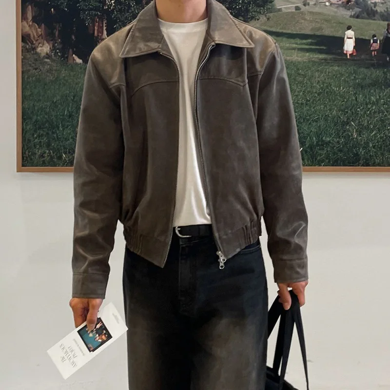 Американские винтажные новые модные мужские однотонные однотонные куртки с отложным воротником и длинными рукавами на молнии, повседневные модные свободные мужские куртки из искусственной кожи
Американские винтажные новые модные мужские однотонные однотонные куртки с отложным воротником и длинными рукавами на молнии, повседневные модные свободные мужские куртки из искусственной кожи