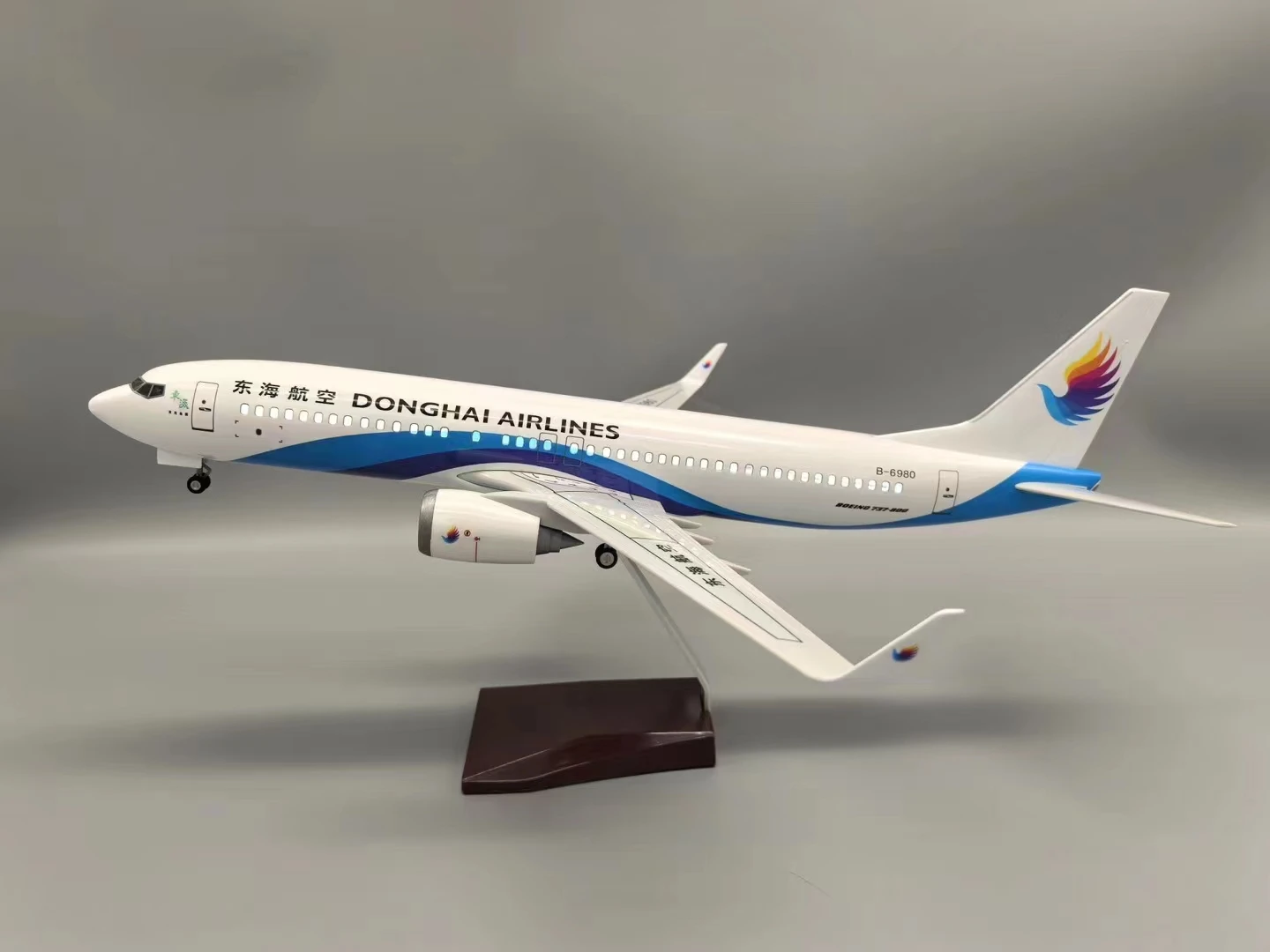 1/85 47CM Scale Model Airplane Donghai Airlines B737-800 Model Planes Display Office Decoration Diecast Airplanes Model Kits
1/85 47CM Scale Model Airplane Donghai Airlines B737-800 Model Planes Display Office Decoration Diecast Airplanes Model Kits
