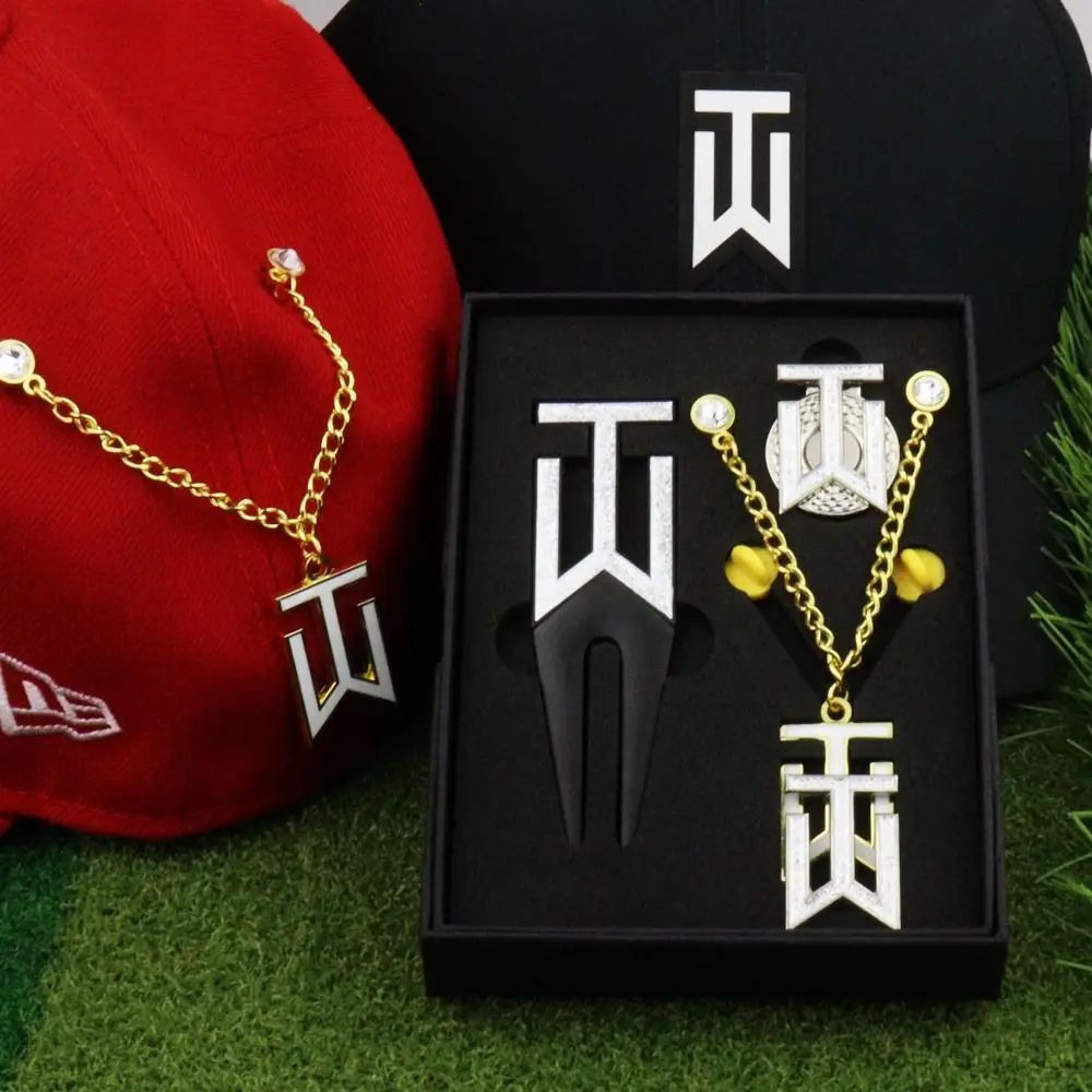 1 Box Golf Green Fork Golf Gift Box Hat Clip Hat Chain Golf Marker Gift Set Upscale Lightweight Golf Divot Fork 
1 Box Golf Green Fork Golf Gift Box Hat Clip Hat Chain Golf Marker Gift Set Upscale Lightweight Golf Divot Fork