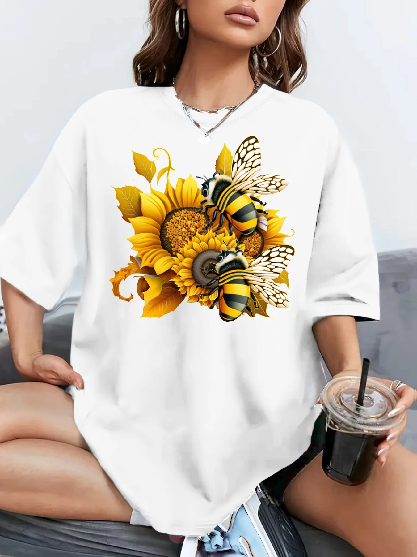 Women's Plus Size T-Shirt Original Design Fashion Flower Bees Pattern Printed Women's Casual Soft Round Neck Short Sleeved Tops
Women's Plus Size T-Shirt Original Design Fashion Flower Bees Pattern Printed Women's Casual Soft Round Neck Short Sleeved Tops