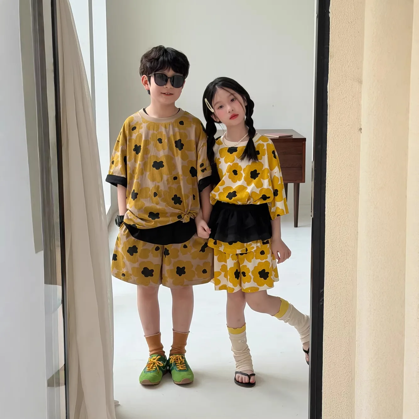 2026 Summer Kids Floral Print 2PCS Outfit Unisex Boy Girl Short Sleeve T-Shirt + Shorts Casual Loose Cotton Two-Piece Sets
2026 Summer Kids Floral Print 2PCS Outfit Unisex Boy Girl Short Sleeve T-Shirt + Shorts Casual Loose Cotton Two-Piece Sets