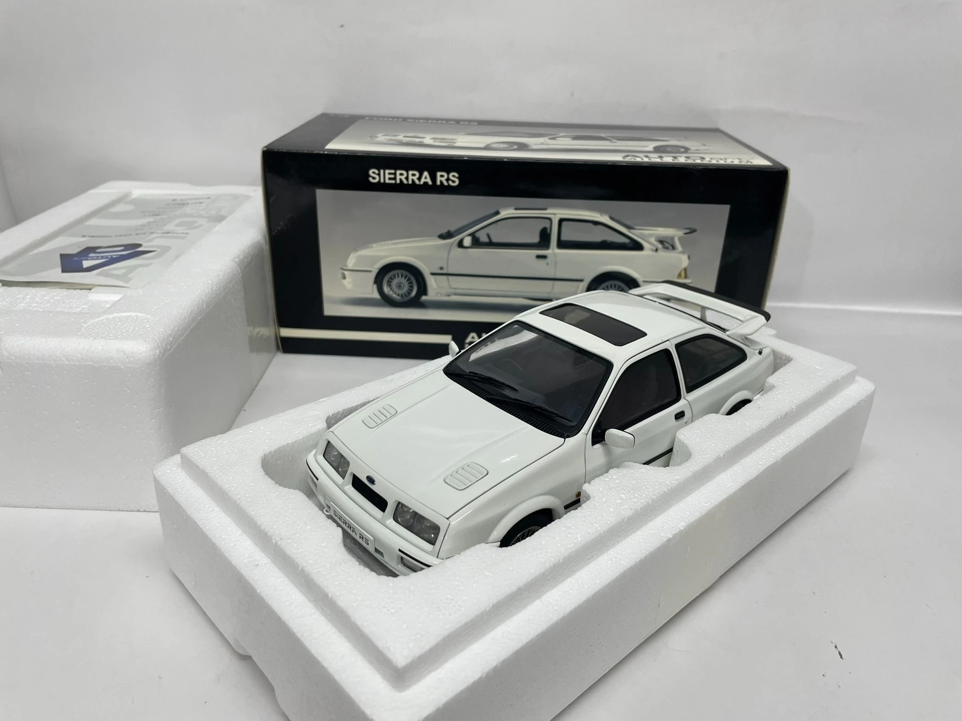 Autoart 1:18 Sierra RS White Simulation Limited Edition All Open Alloy Metal Static Car Model Toy Gift
Autoart 1:18 Sierra RS White Simulation Limited Edition All Open Alloy Metal Static Car Model Toy Gift