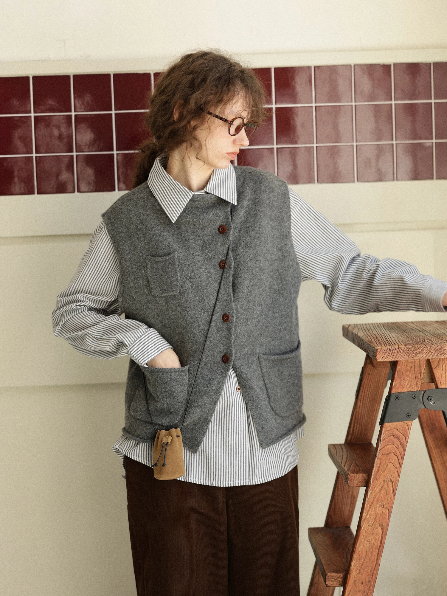 Enroute College Library Knitted Vest Loose Fit l Cuff Slant Button Design Sweater Vest Comfortable Commute Sle Women'...
Enroute College Library Knitted Vest Loose Fit l Cuff Slant Button Design Sweater Vest Comfortable Commute Sle Women'...