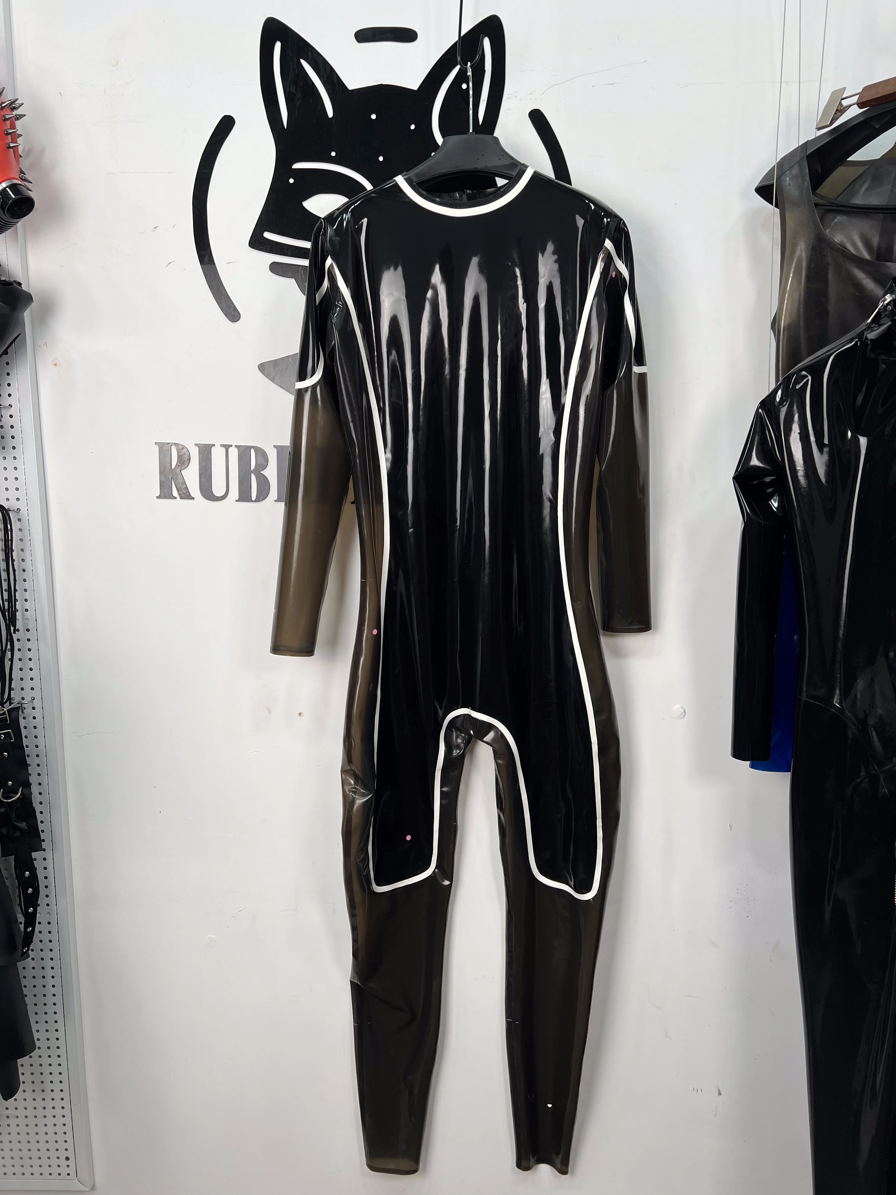 Two‑Tone Rubber Full‑Body Catsuit for Men Versatile Bodysuit with White Piping
Two‑Tone Rubber Full‑Body Catsuit for Men Versatile Bodysuit with White Piping