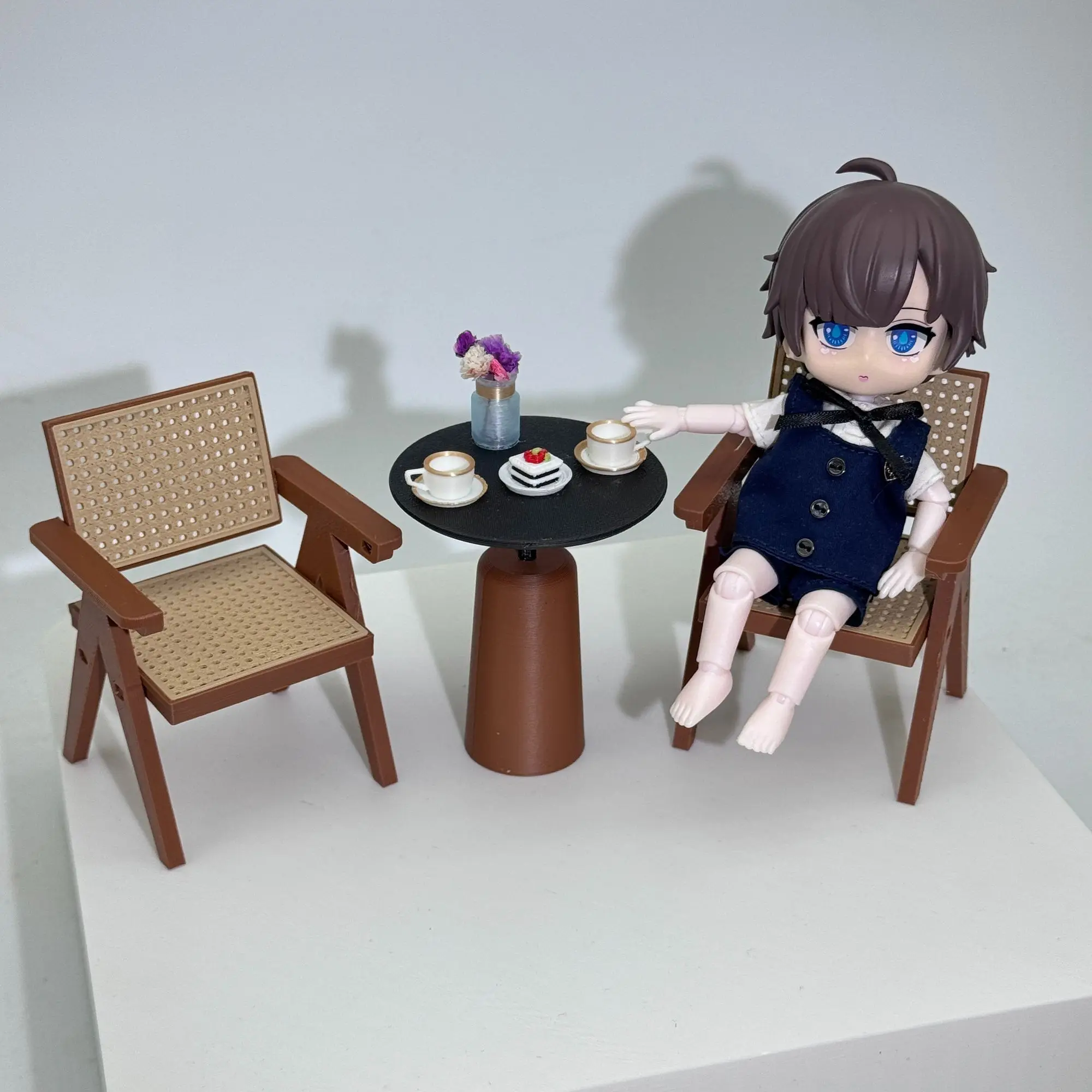 Original 1:12 Miniature Coffee Set - 3D Printed Bistro Table & Chairs, Designer Dollhouse Decor with Modern Aesthetic
Original 1:12 Miniature Coffee Set - 3D Printed Bistro Table & Chairs, Designer Dollhouse Decor with Modern Aesthetic